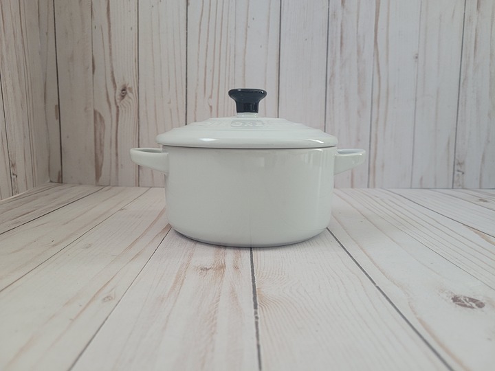 Brand New Le Creuset 24 oz 14 cm Mini Round Cocotte Stoneware Vapeur in Box