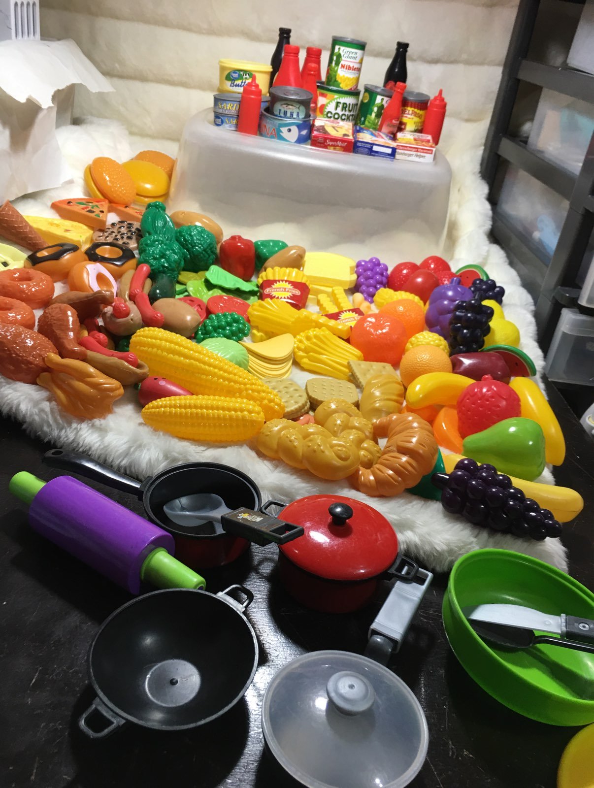 150+ pieces of pretend food pans, utensi
