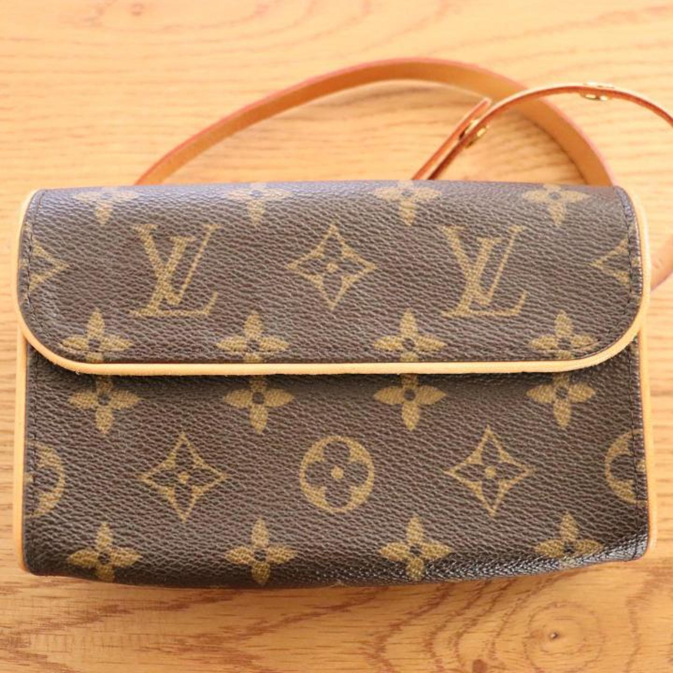【Beautiful Condition】Louis Vuitton Waist Pouch: Clip Case for Dressing, Dog Treat Holder