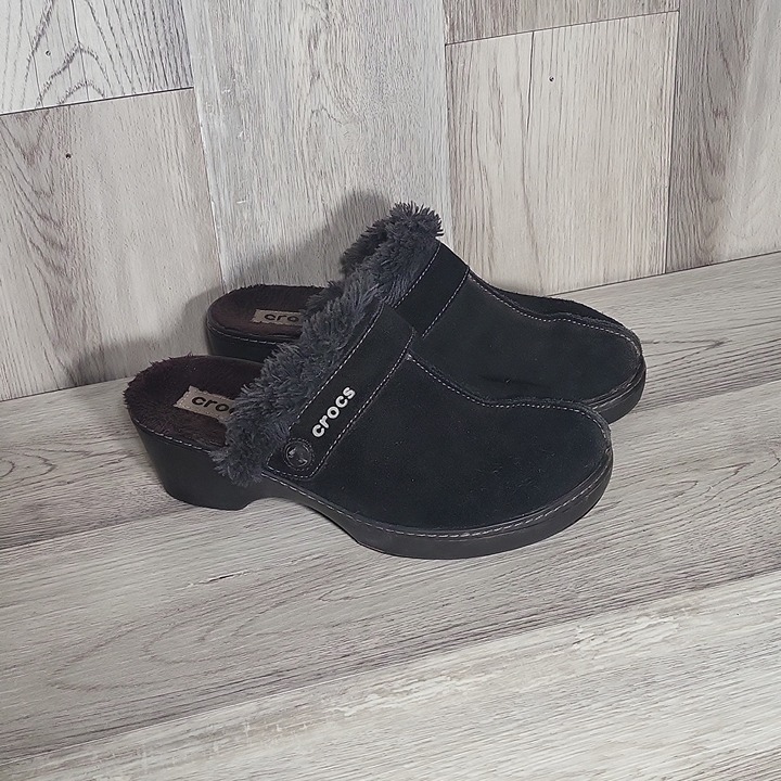 Crocs Womens 8 Black Suede Cobbler Clog Faux Fur Trim Heeled Slip On Comfort