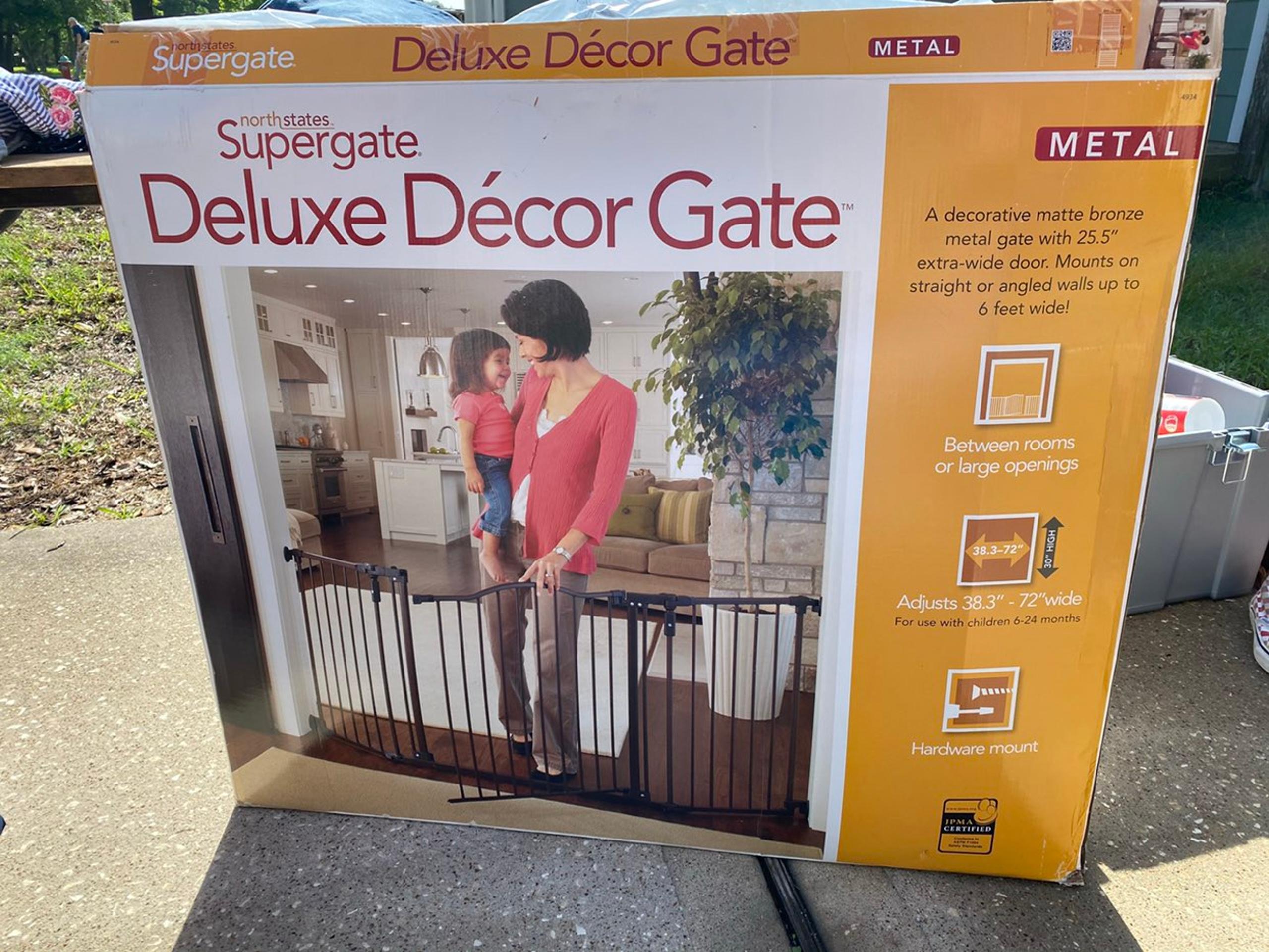 Deluxe baby gate