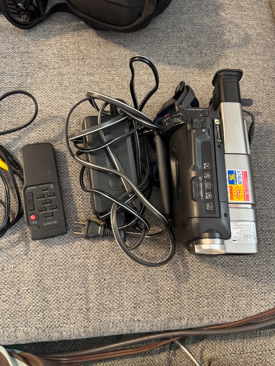 Sony CCD-TRV75 NTSC Hi8 XR Video Camera Camcorder HandyCam VGC Tested Working