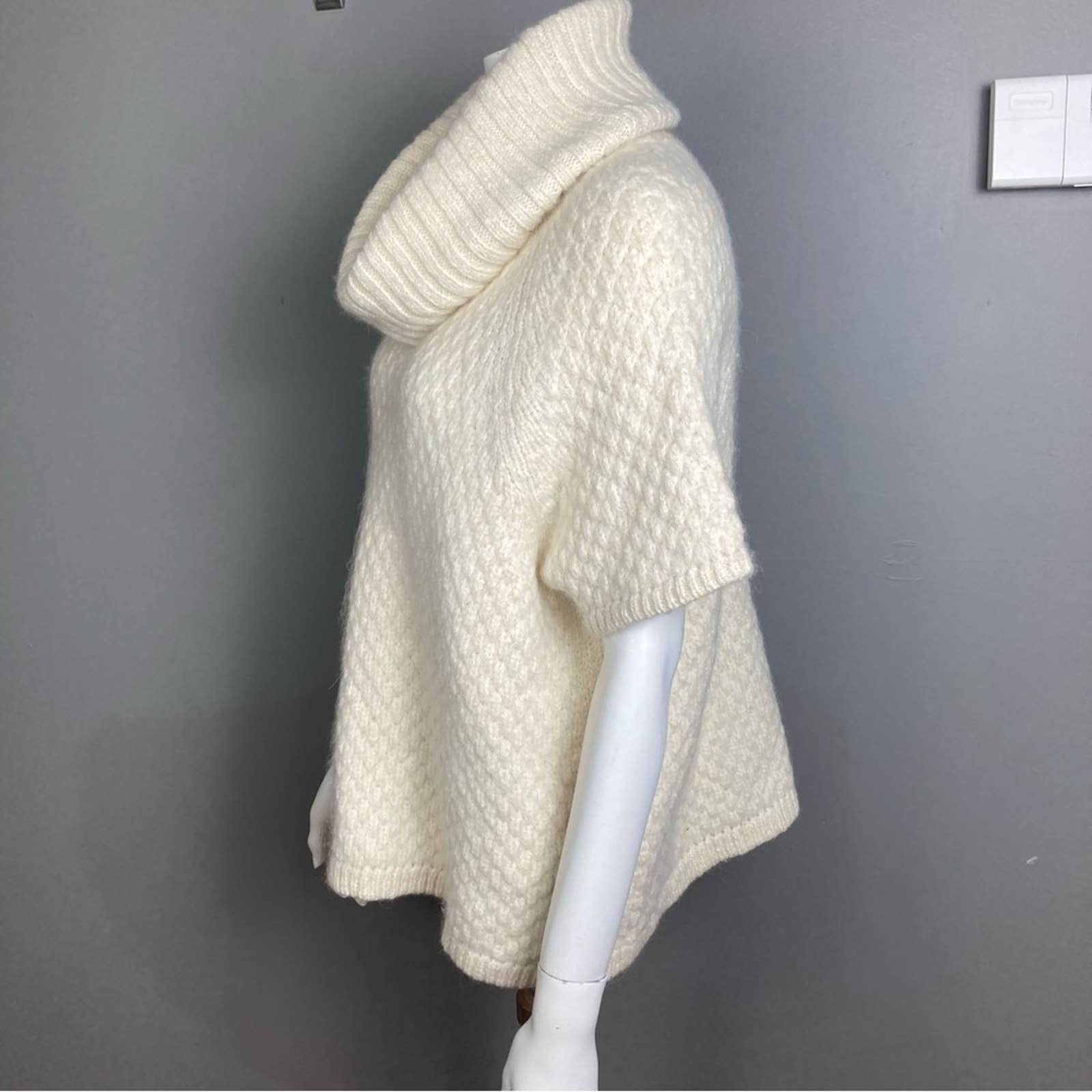 Alice & Olivia cowl neck sweater cream textured thick super soft 100% alpaca M/L