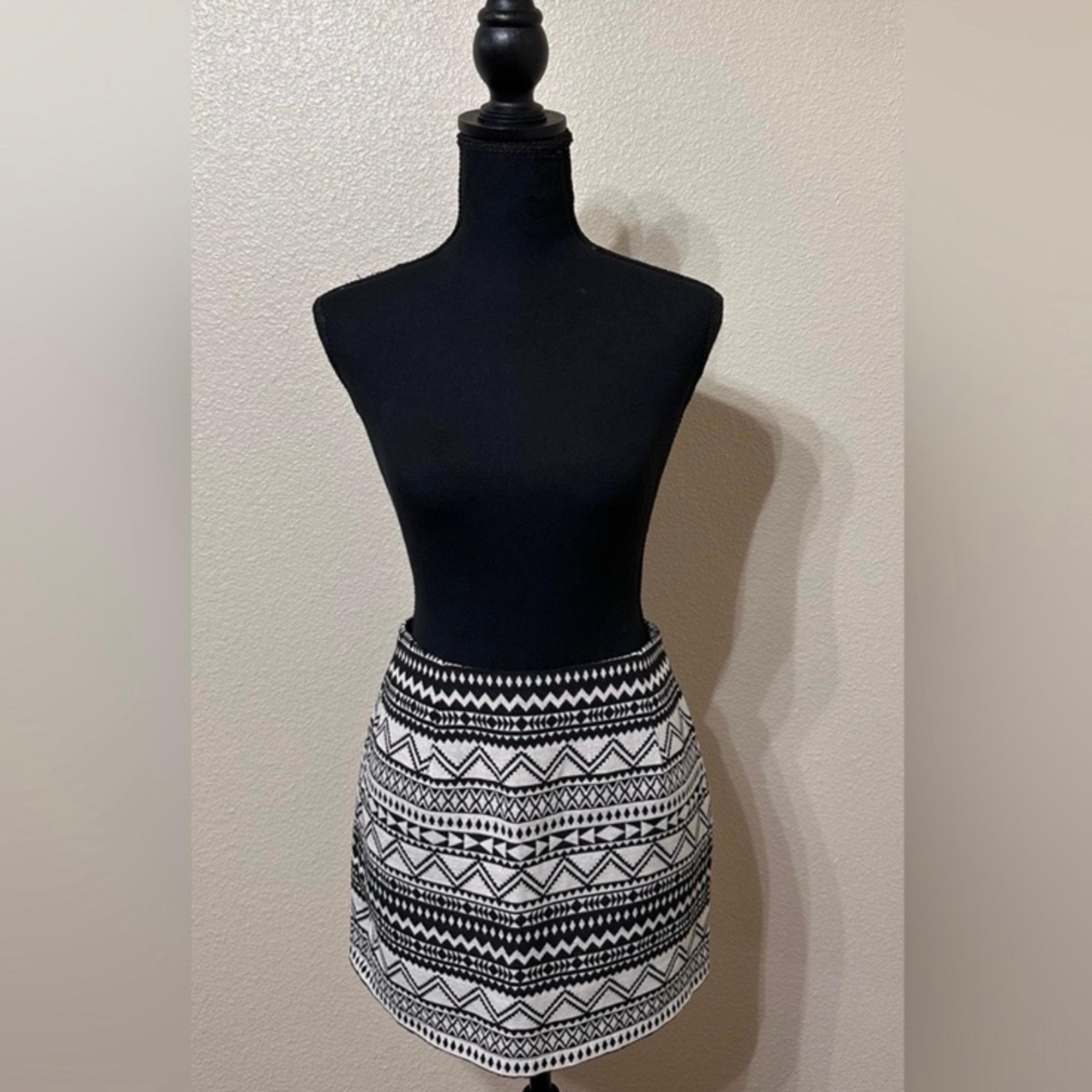 Francesca’s: Aztec Design Skirt. Black & Gray. Size XS. NWOT