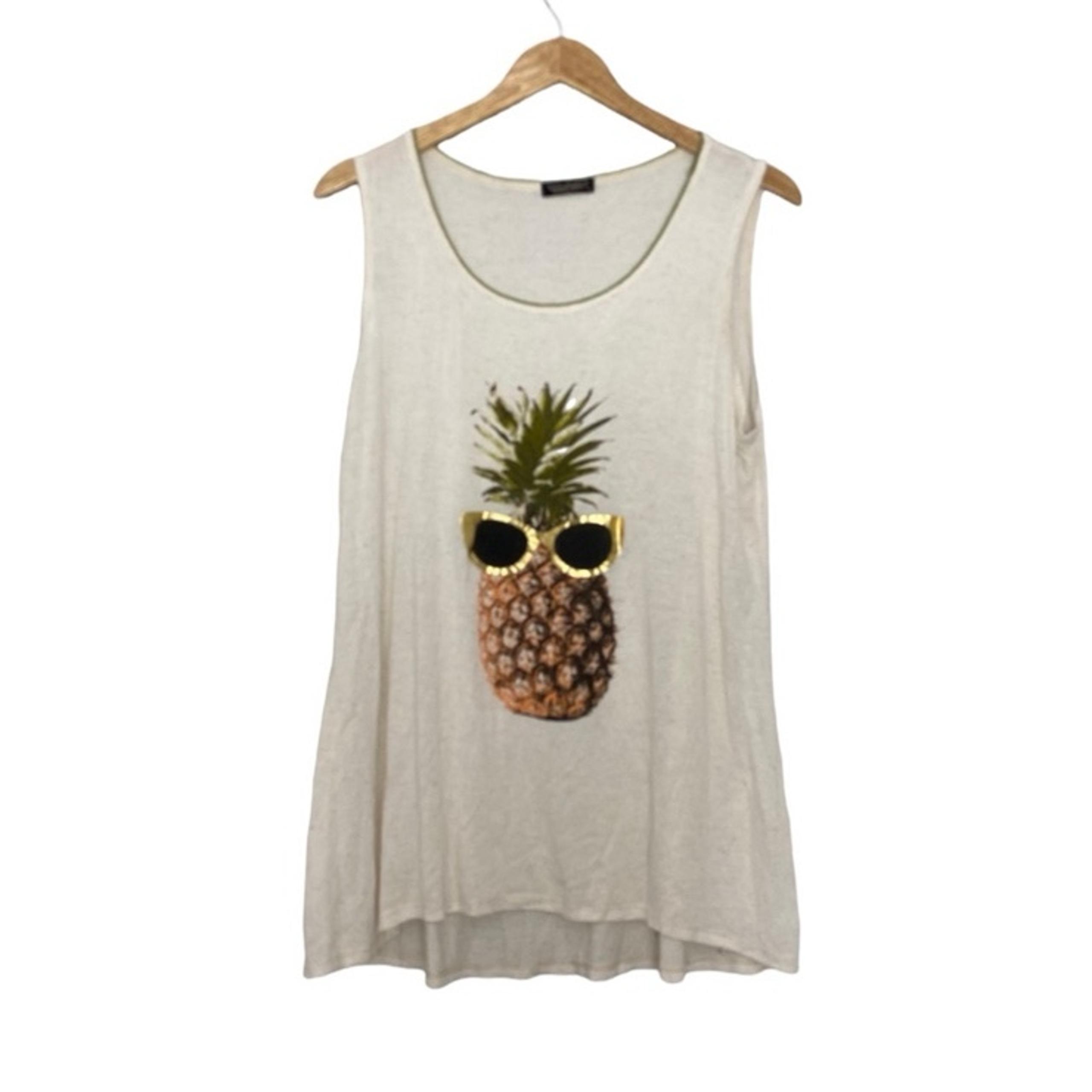 Vanilla Sugar Pineapple Head Graphic Scoop Neck
Casual Tee Size XL