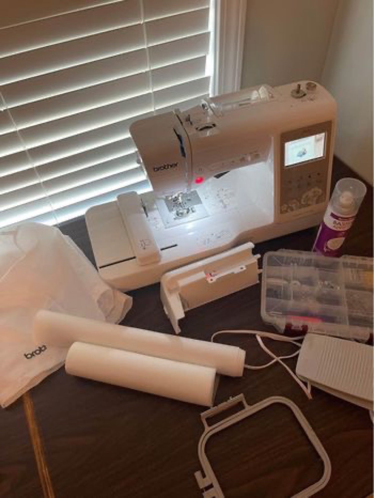 Brother SE625 Embroidering/Sewing Machine w/ accessories & attachments