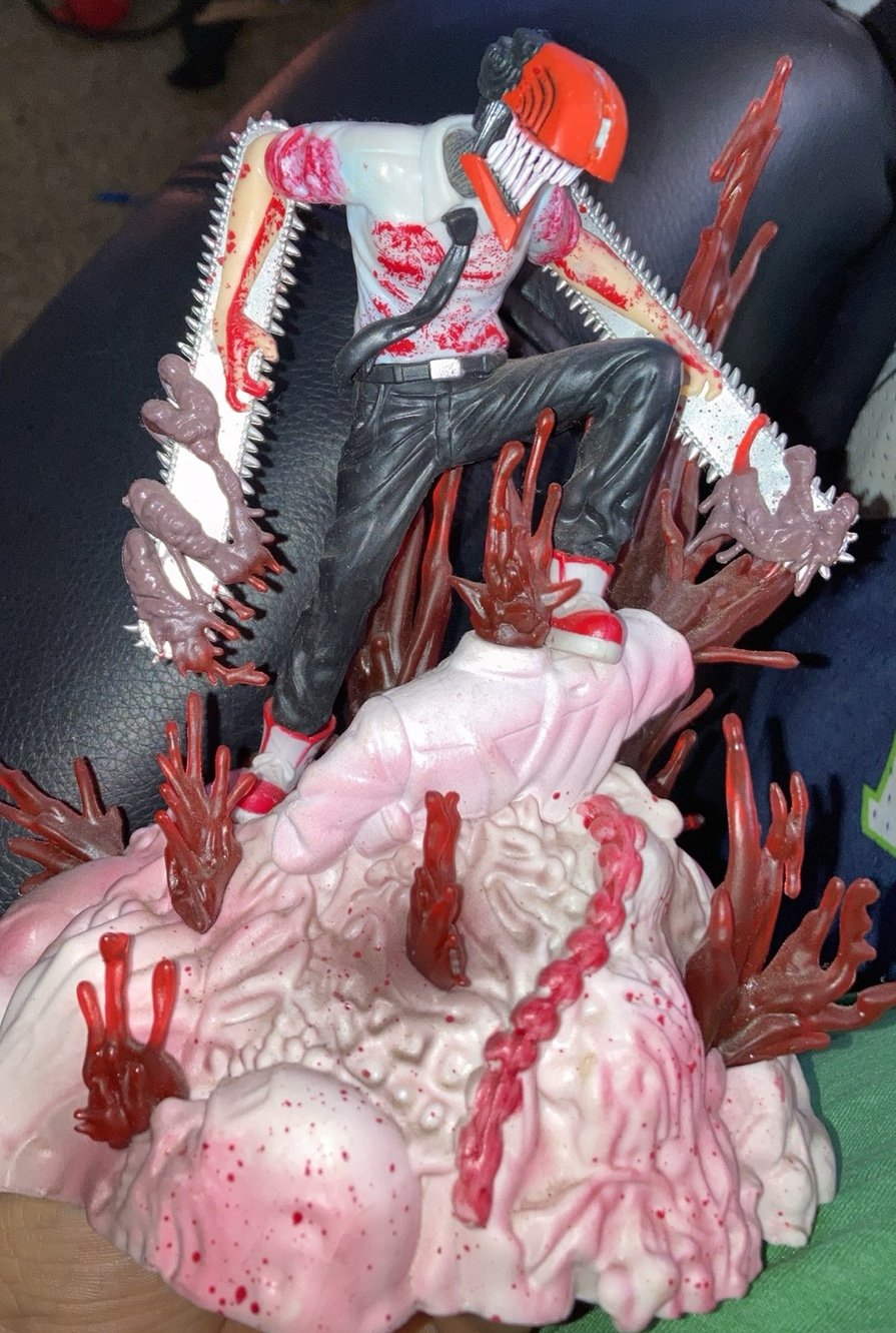Chainsaw man anime statue