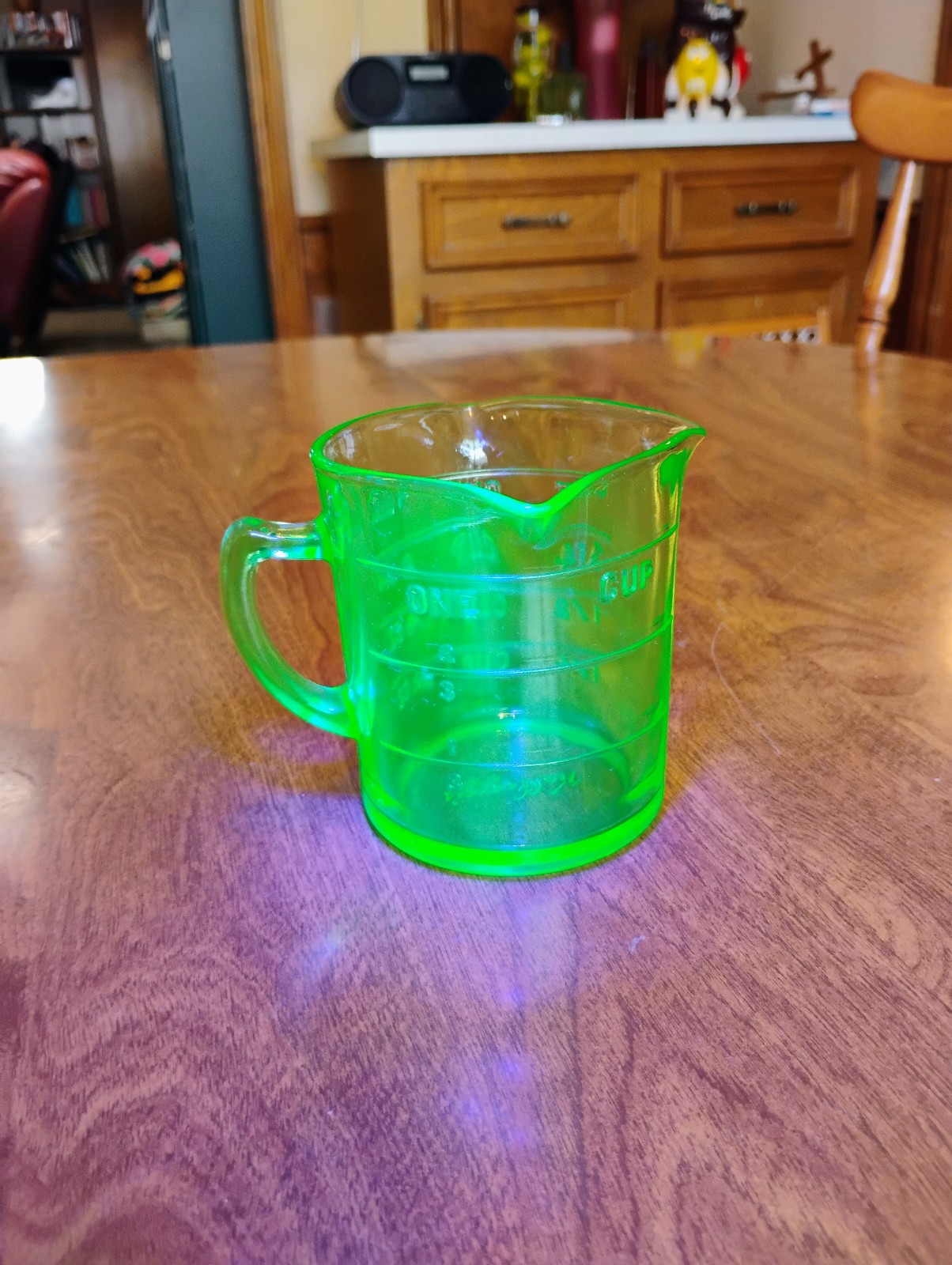 Kellogg's vintage 1930s green uranium depression glass measuring cup with handle
