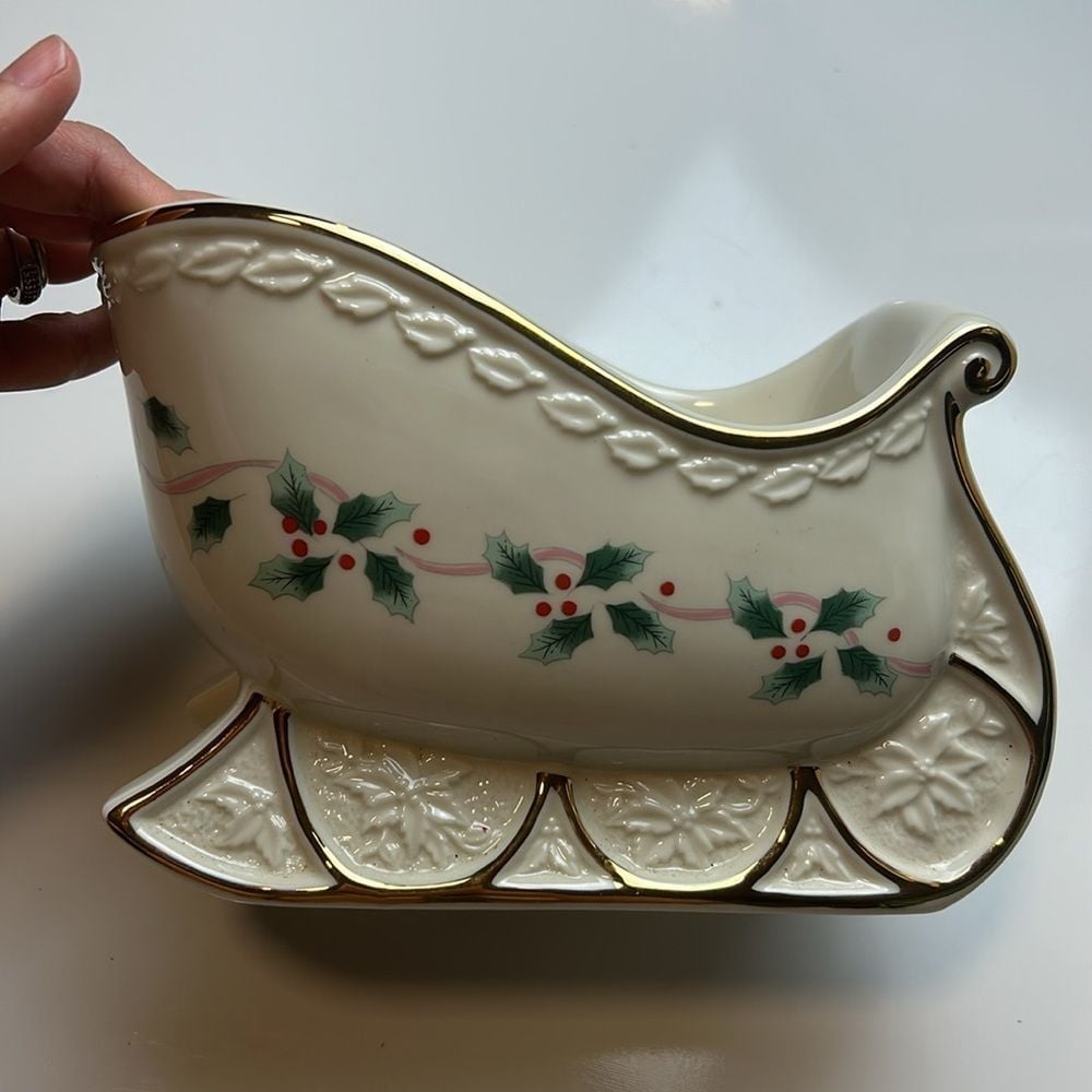Mikasa fine porcelain ribbon holly centerpiece
