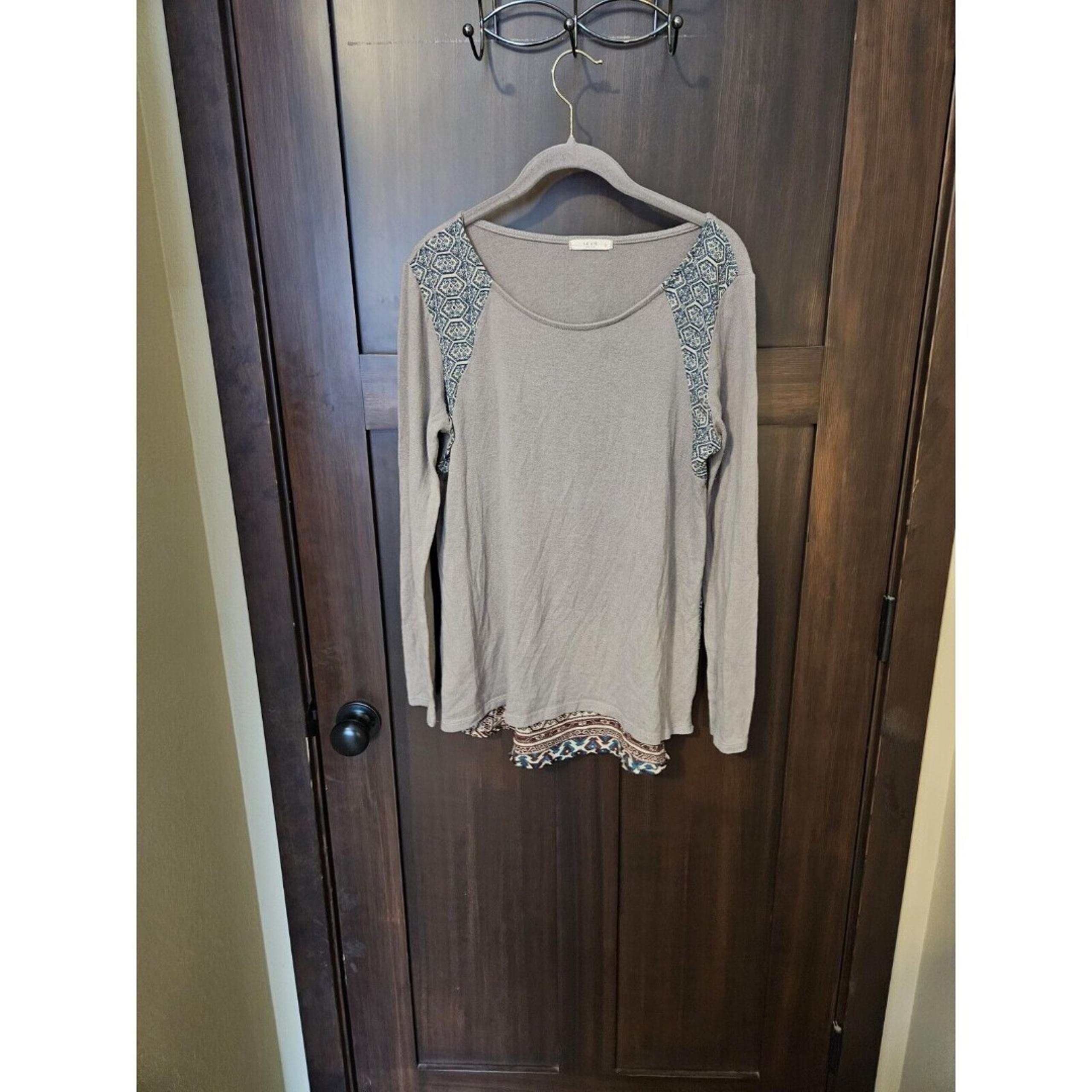 EUC Le Lis Women's Mixed Fabric Boho Knit Chiffon Floral LS Top Size Large  ***