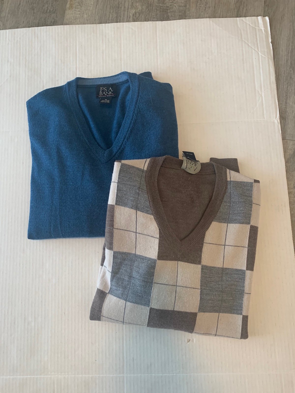 Lot of 2 Jos A Bank men’s blue & tan merino wool v-neck sweaters size Medium