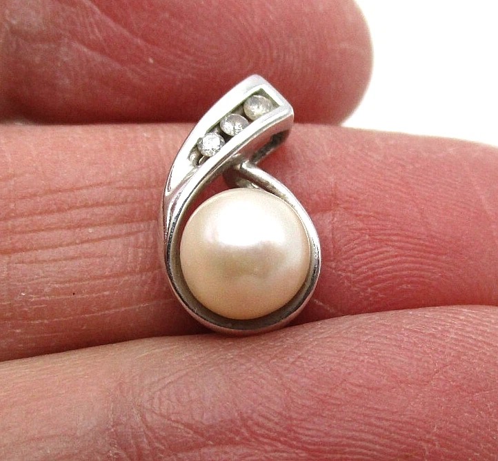 10K White Gold Pearl & Diamond Pendant [P65]