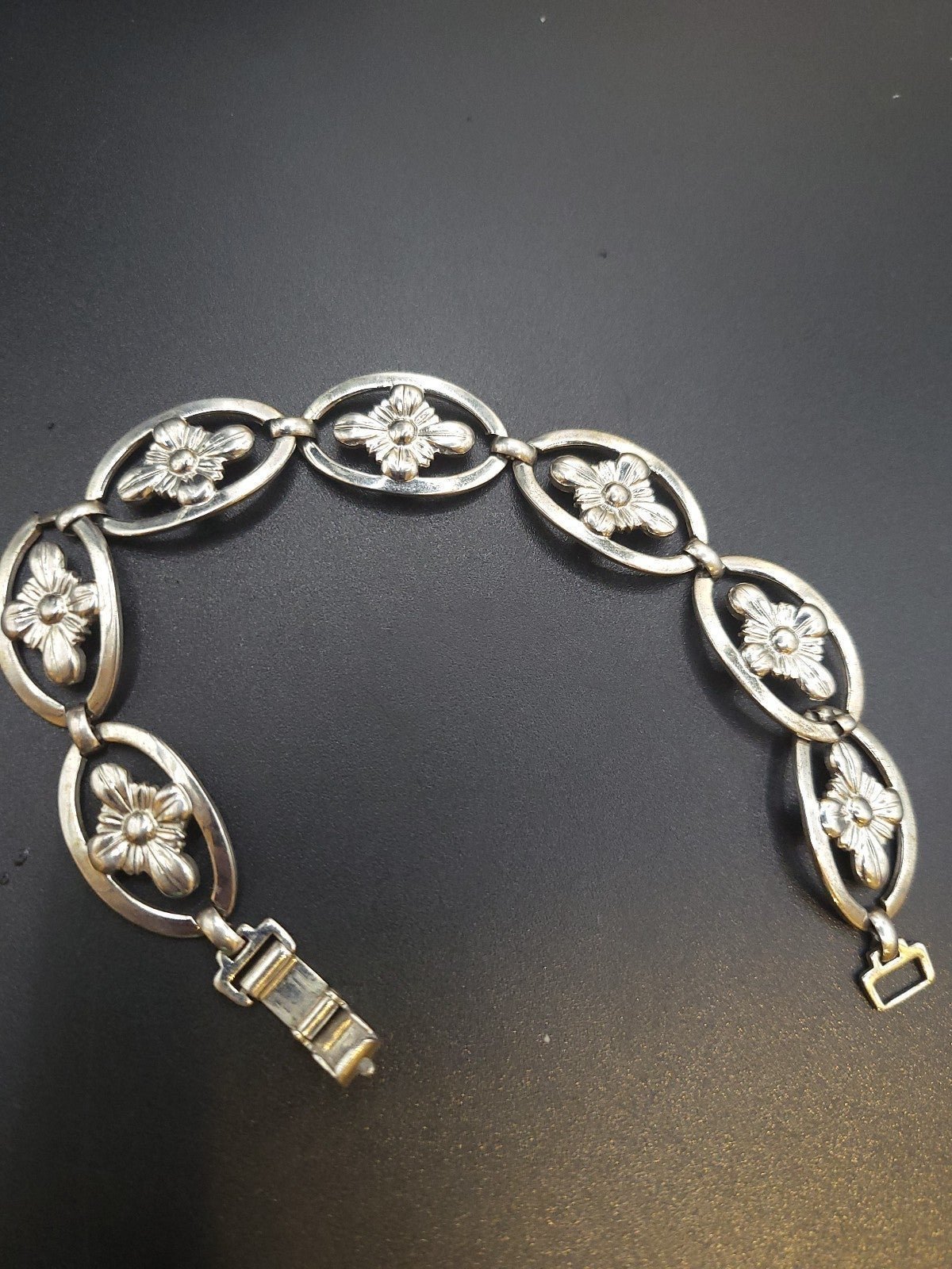 BEAUTIFUL STERLING SILVER FLOWER LINK BRACELET. #1181