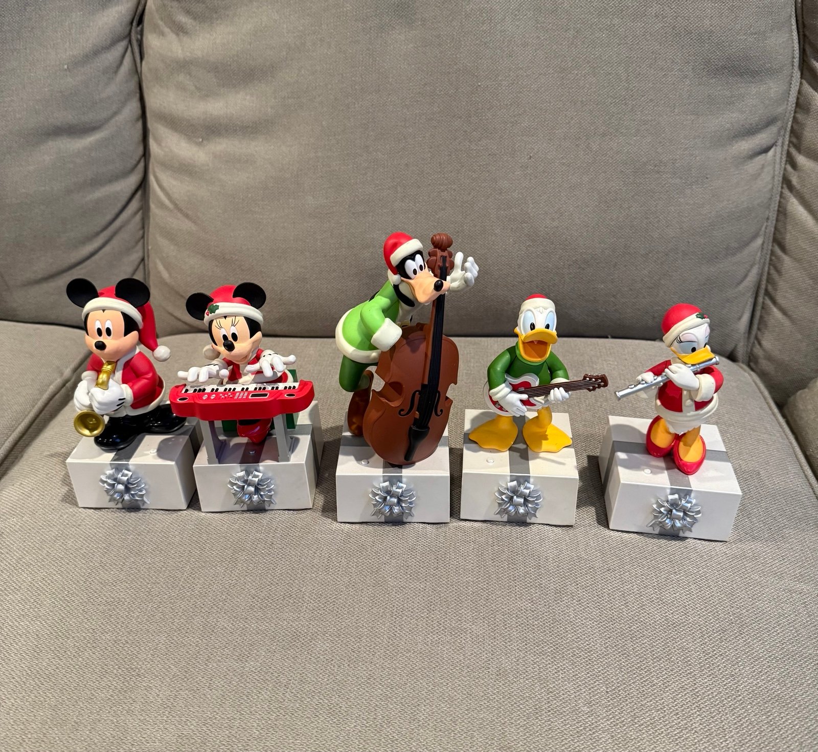 Disney Hallmark Wireless Christmas Band Set of 5 Minnie Mickey Goofy Daisy Donal