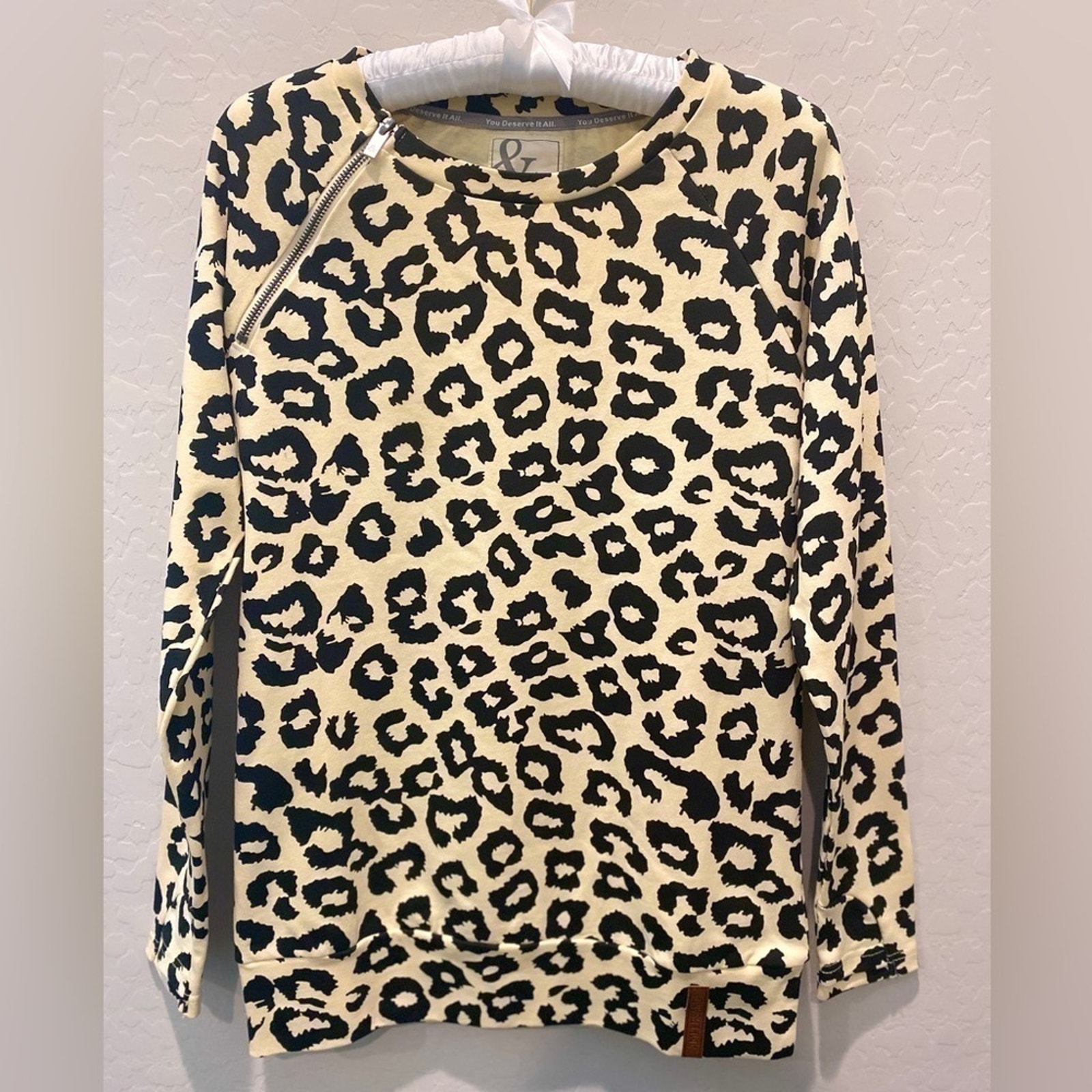 AMPERSAND AVE | Cream And Black Cheetah Animal Print Stretch Pullover | XS