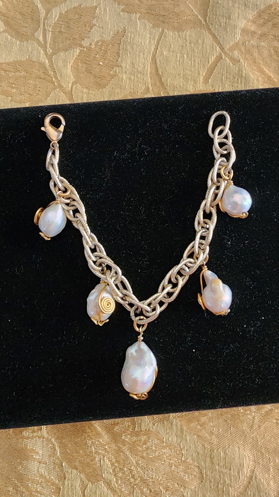 Large baroque pearls bracelet