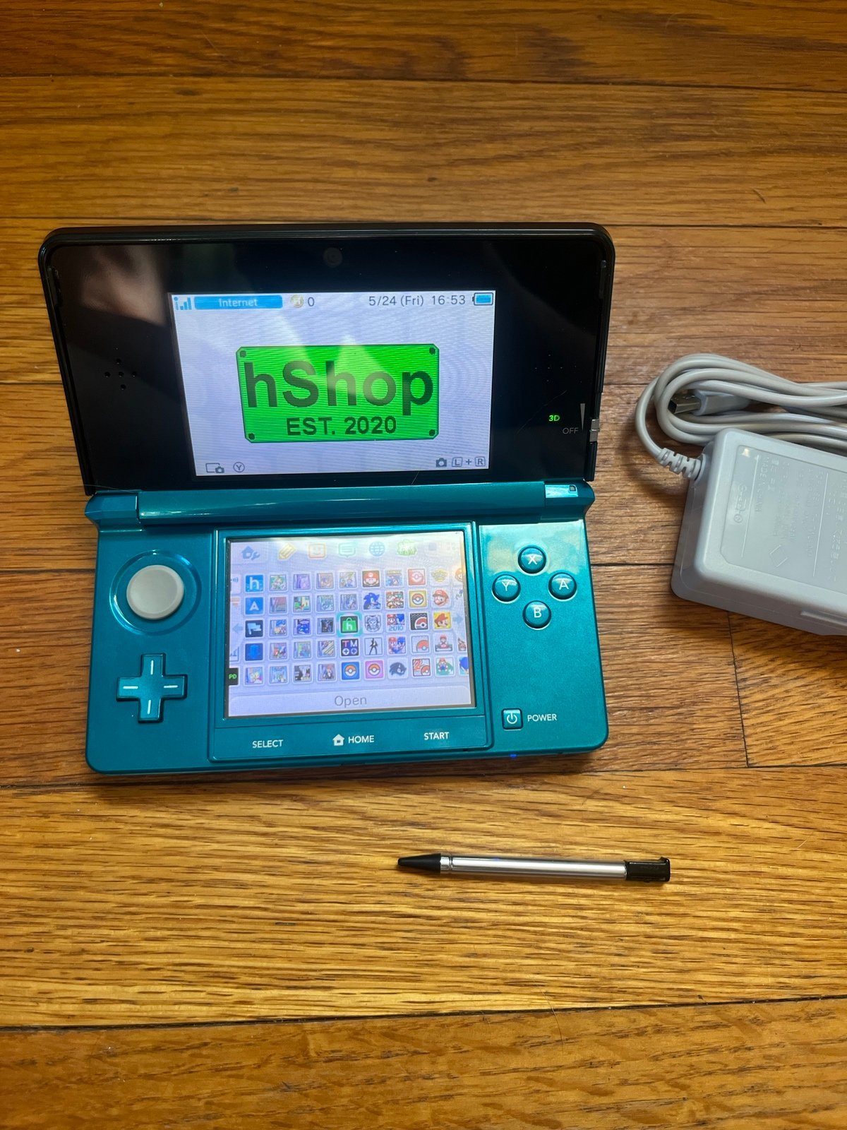 Nintendo 3DS in Aqua Blue/Black Pokémon Black White Emerald Kirby Mario hshop