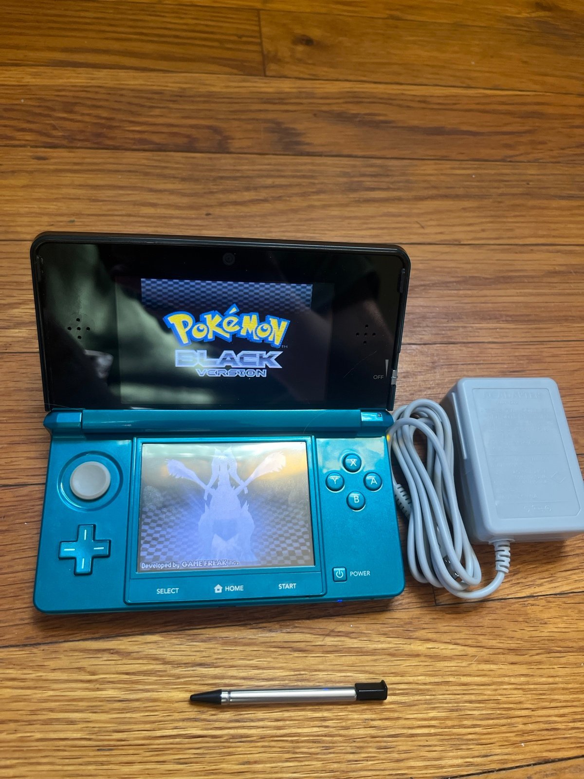 Nintendo 3DS in Aqua Blue/Black Pokémon Black White Emerald Kirby Mario hshop - detail