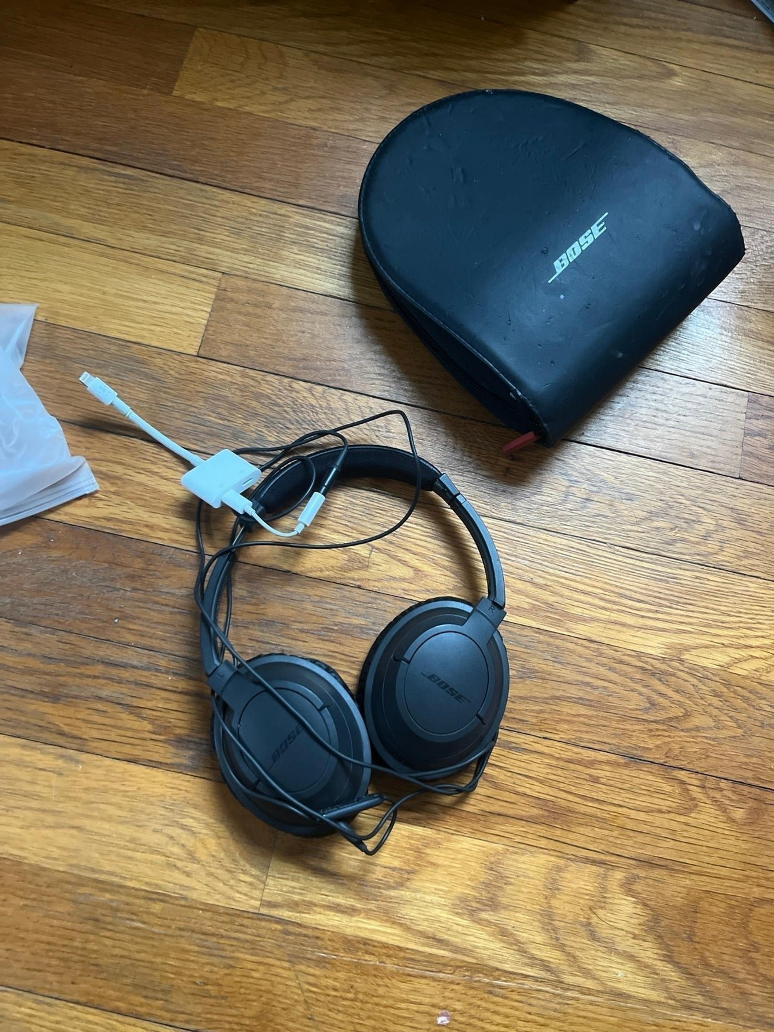 Bose Sound True Headphones w Belkin Lightening Splitter & leather case