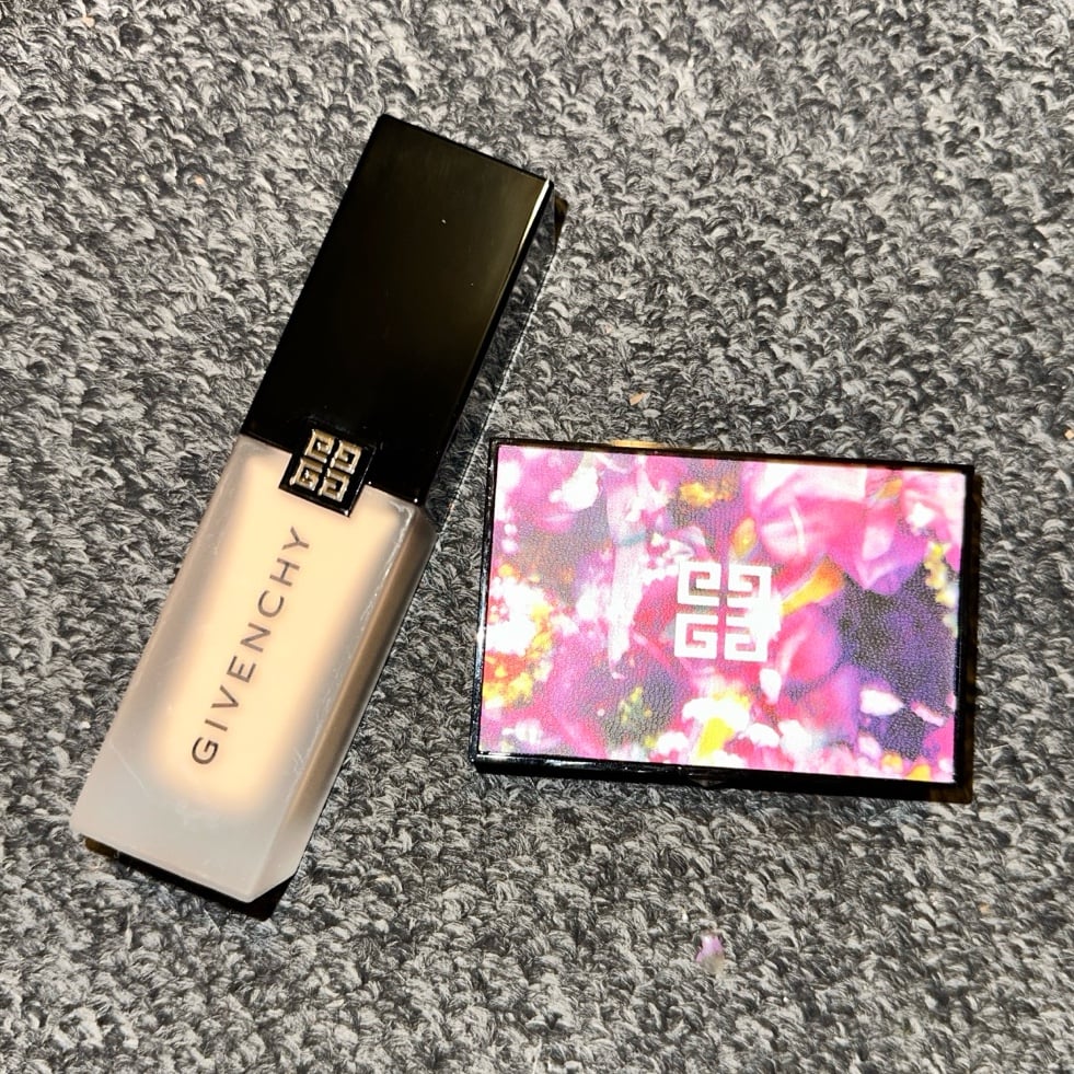 Givenchy Prisme Libre Skin Caring Matte Foundation + Powder Blush Bundle