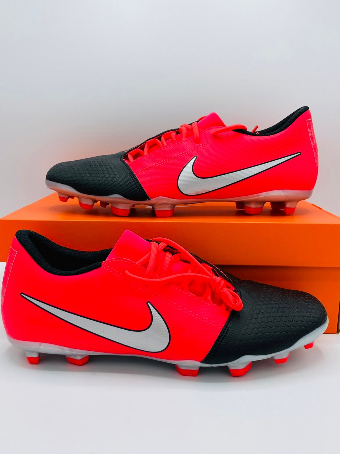 Men’s Nike Phantom Venom Club FG Cleats
