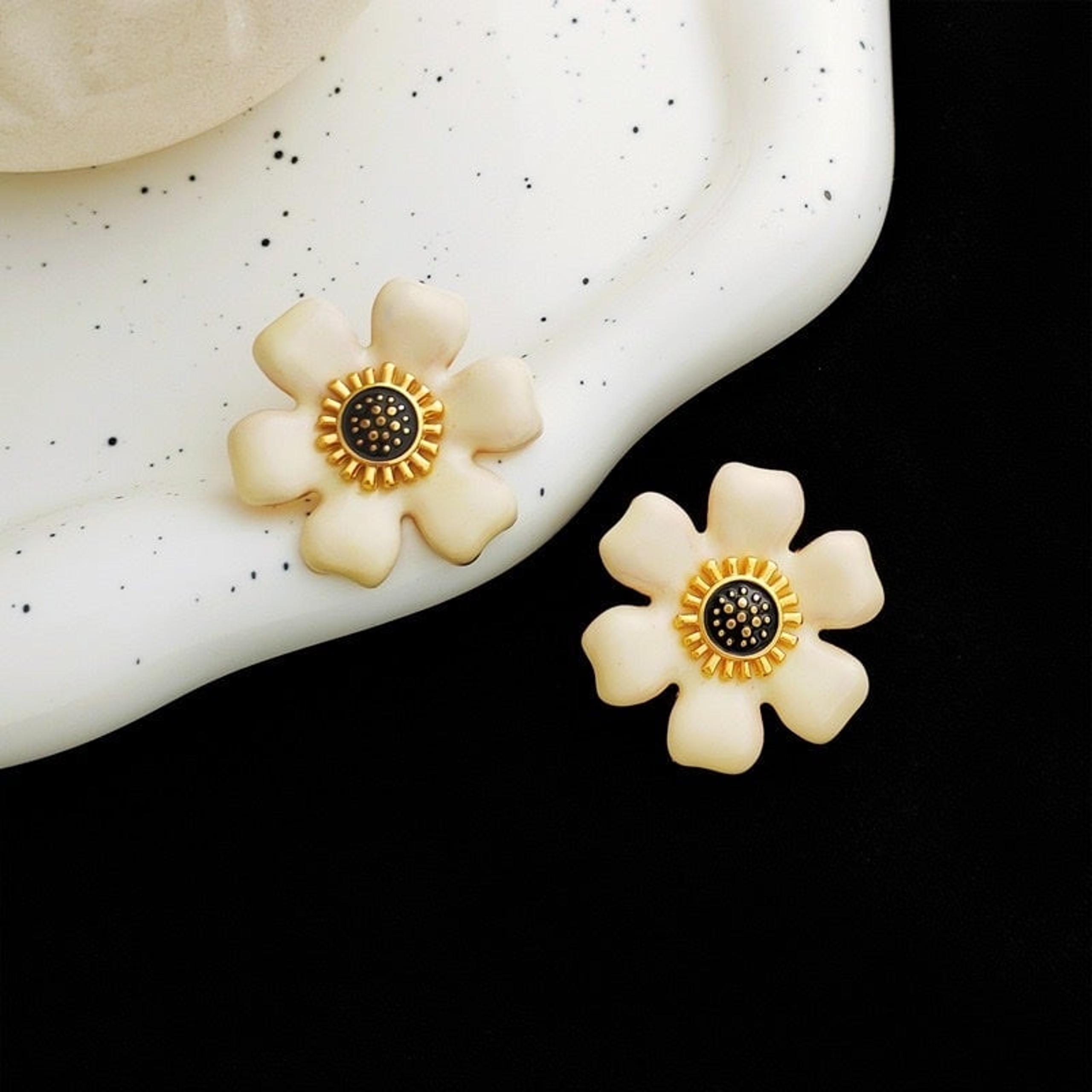 Elegant Ivory Daisy Stud Earrings
