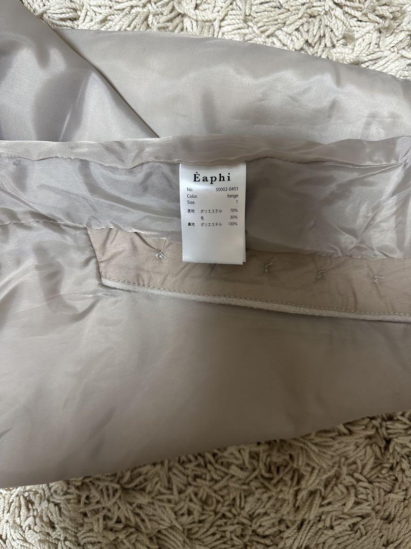 Brand new, unused Èaphi slanting button short pants.