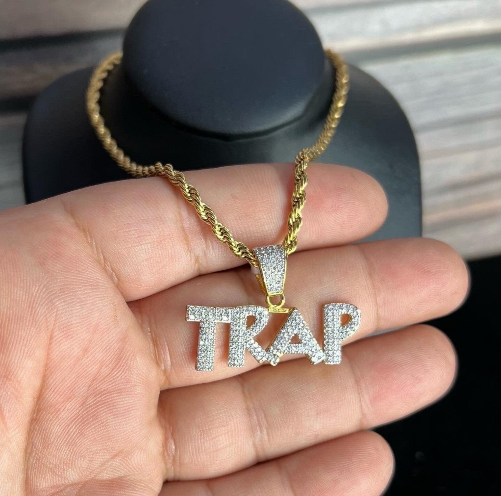 Trap pendant with rope chain