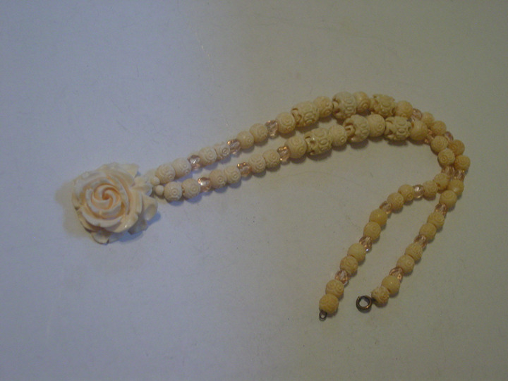Beautiful Vintage Carved Rose and Beads Necklace