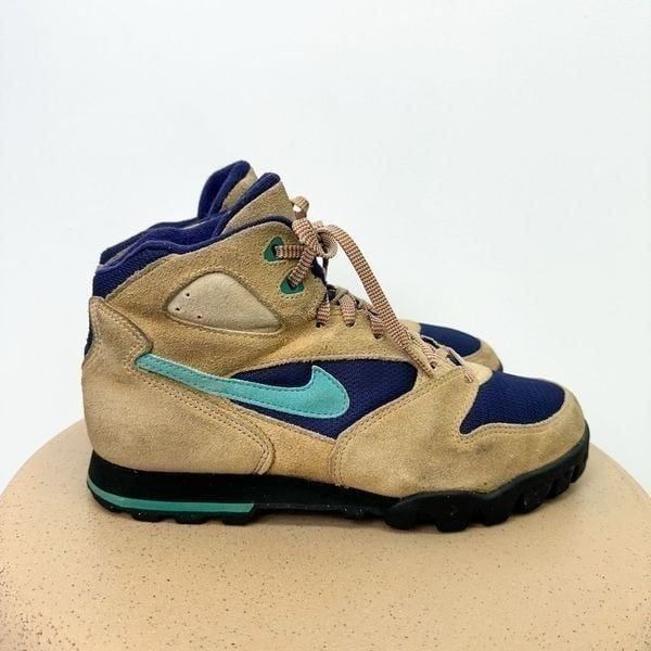 Nike ACG Air Women’s 1993 Caldera Hiking High Top Lace Up Suede Boot