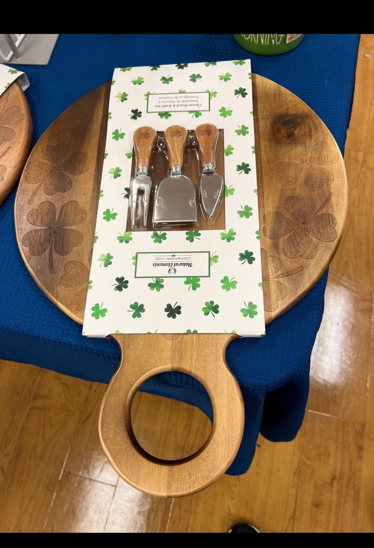 St. Patrick’s Shamrock ☘️ Cutting Board with Carving Knive Tools