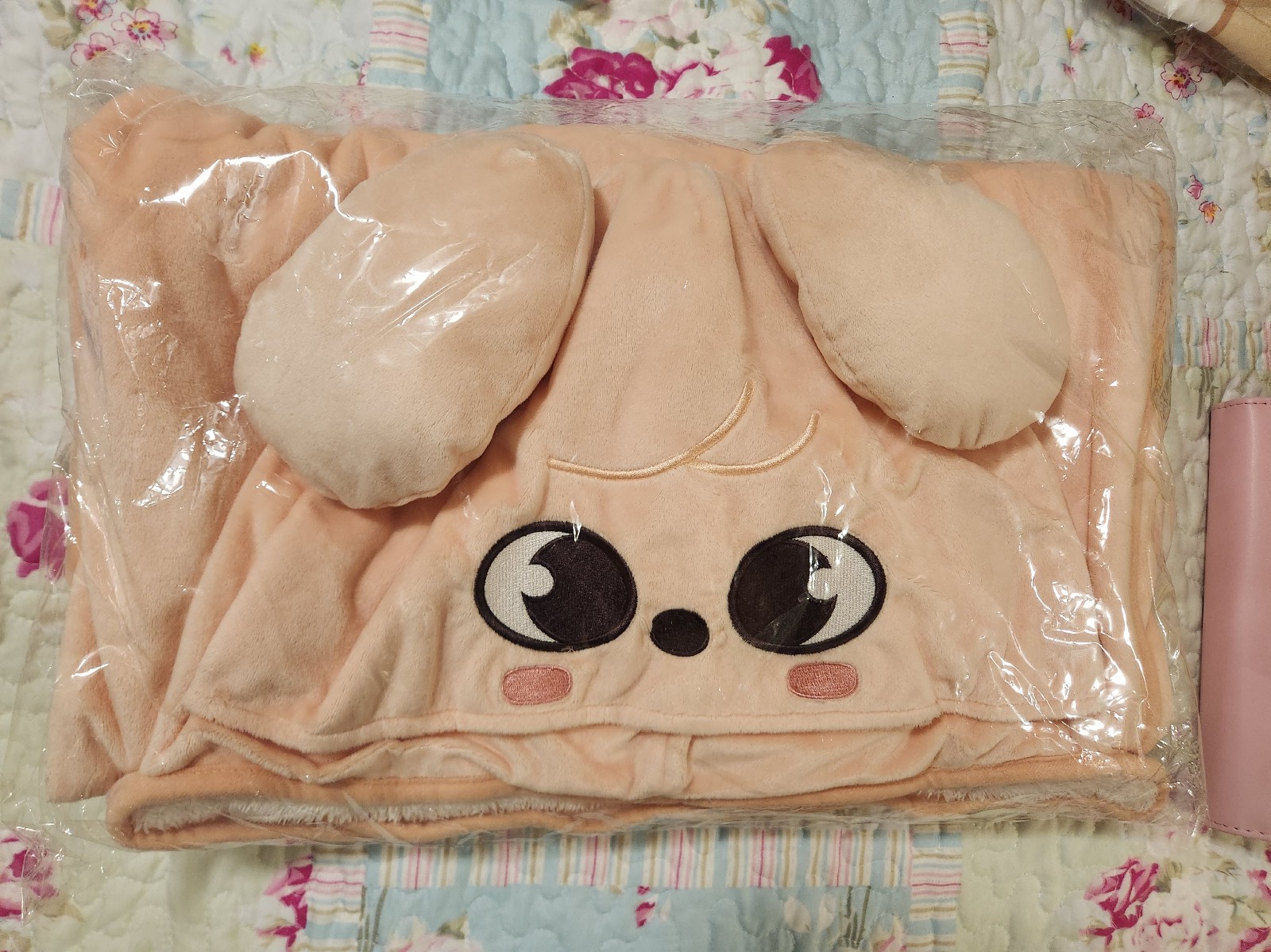 PUPPY M HOODIE BLANKET