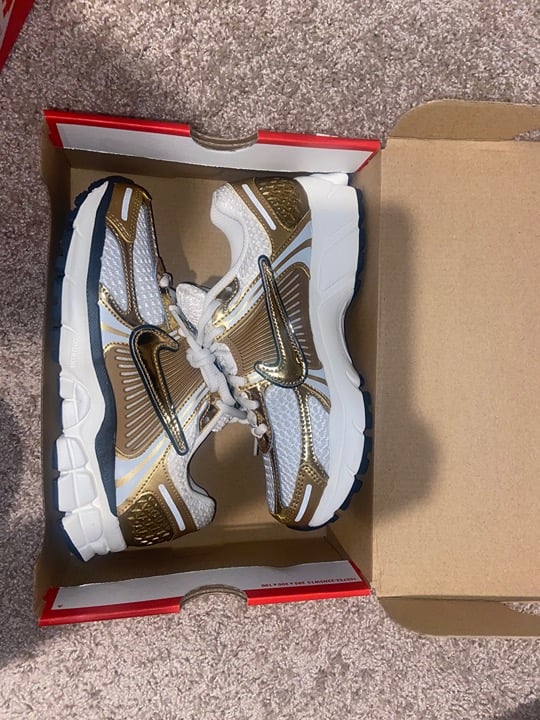 Nike vomero 5 metallic gold