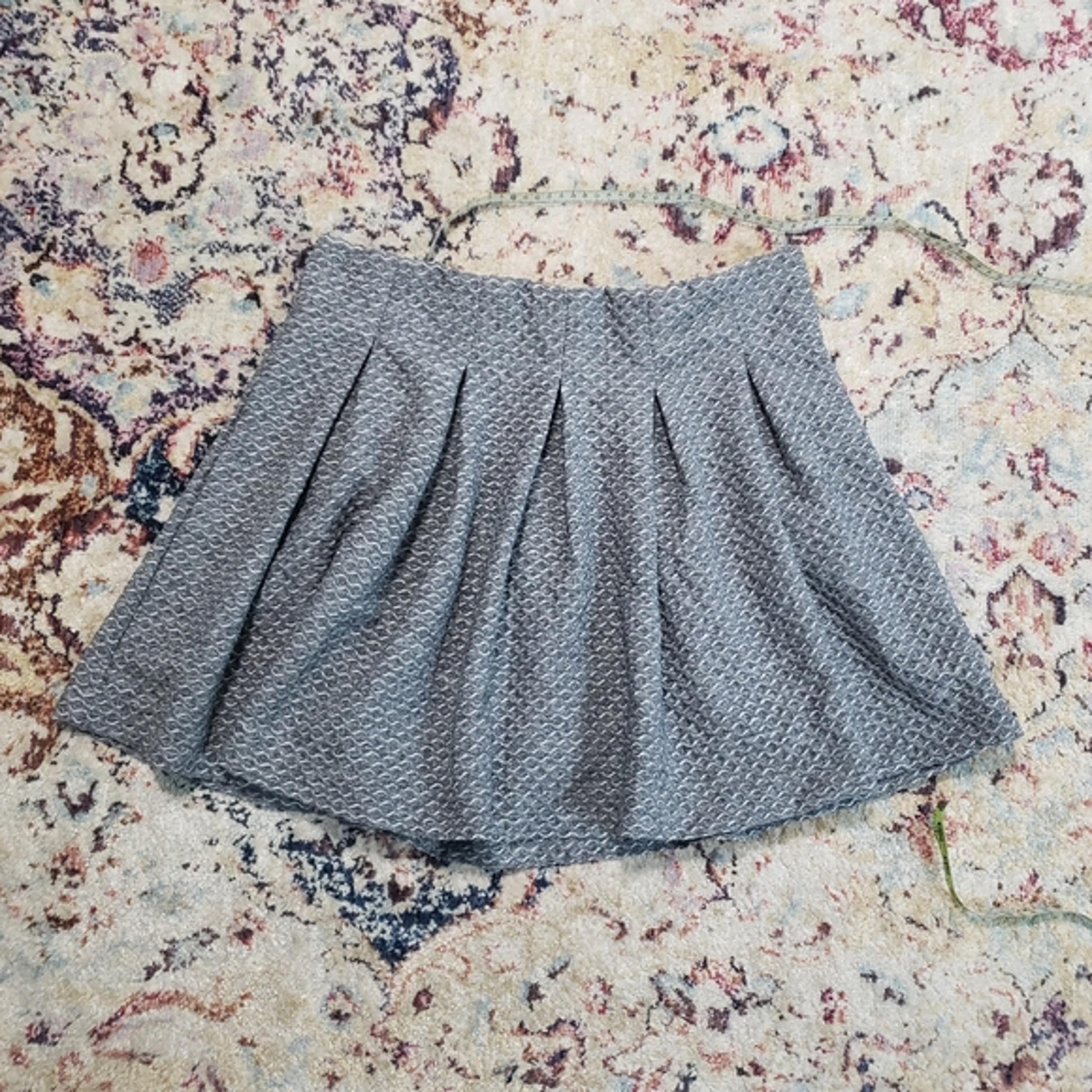 Armani Exchange Textured Pleated Skirt Mini Size Large Grey White