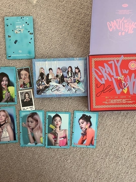 SIGNED YEJI ITZY ALBUMS ICY/CRAZY IN LOVE+ICY FIRST PRESS INCLUSIONS