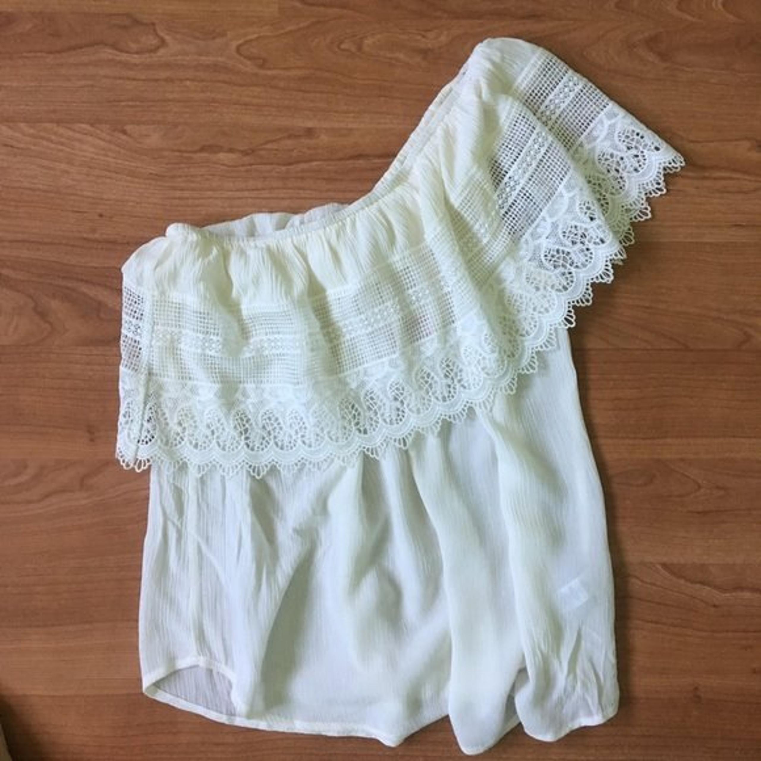 Socialite Crochet One-Shoulder Top M
