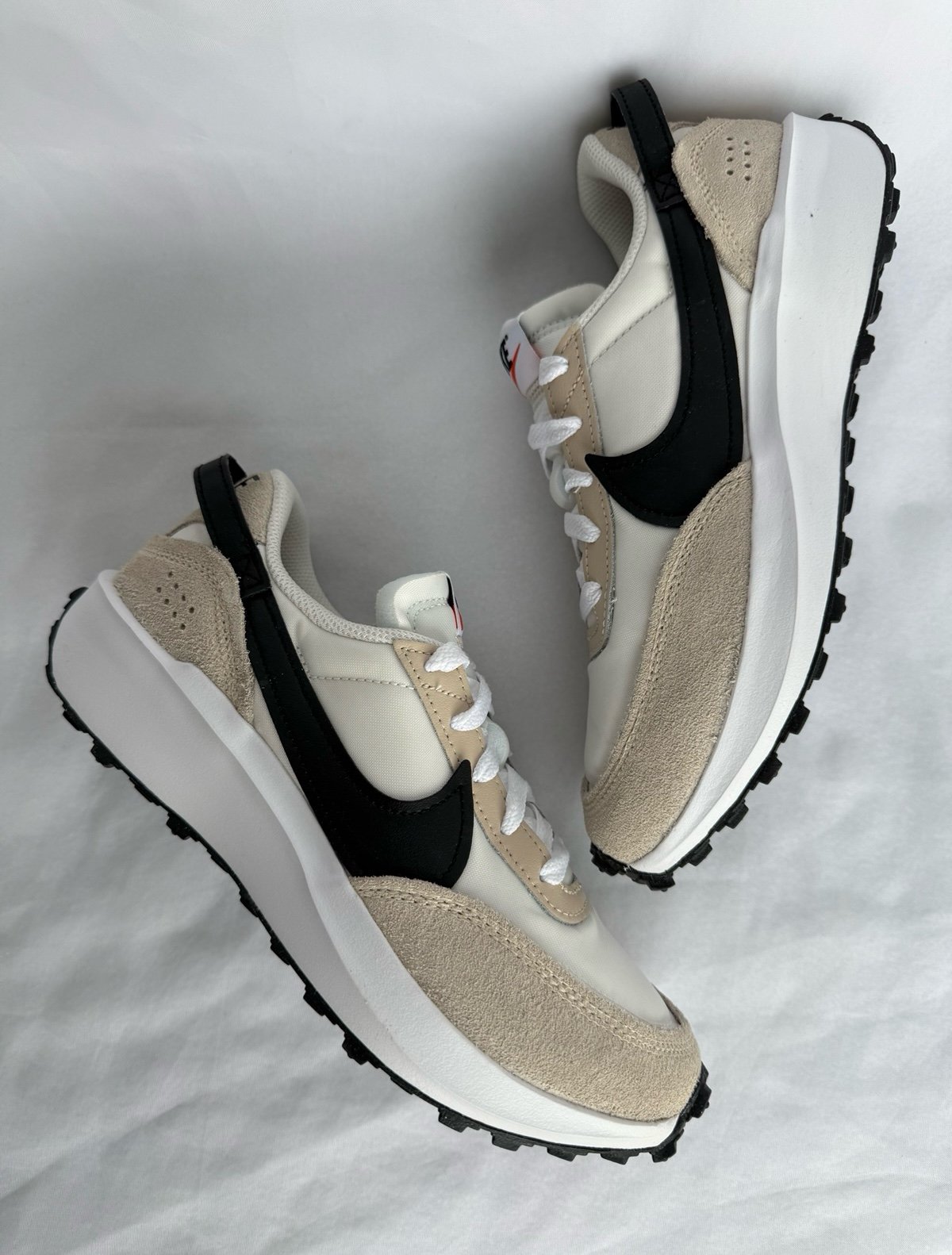 10 WOMEN'S NIKE WAFFLE DEBUT DH9523-102 RUNNING SHOES SANDFRIFT BLACK WHITE