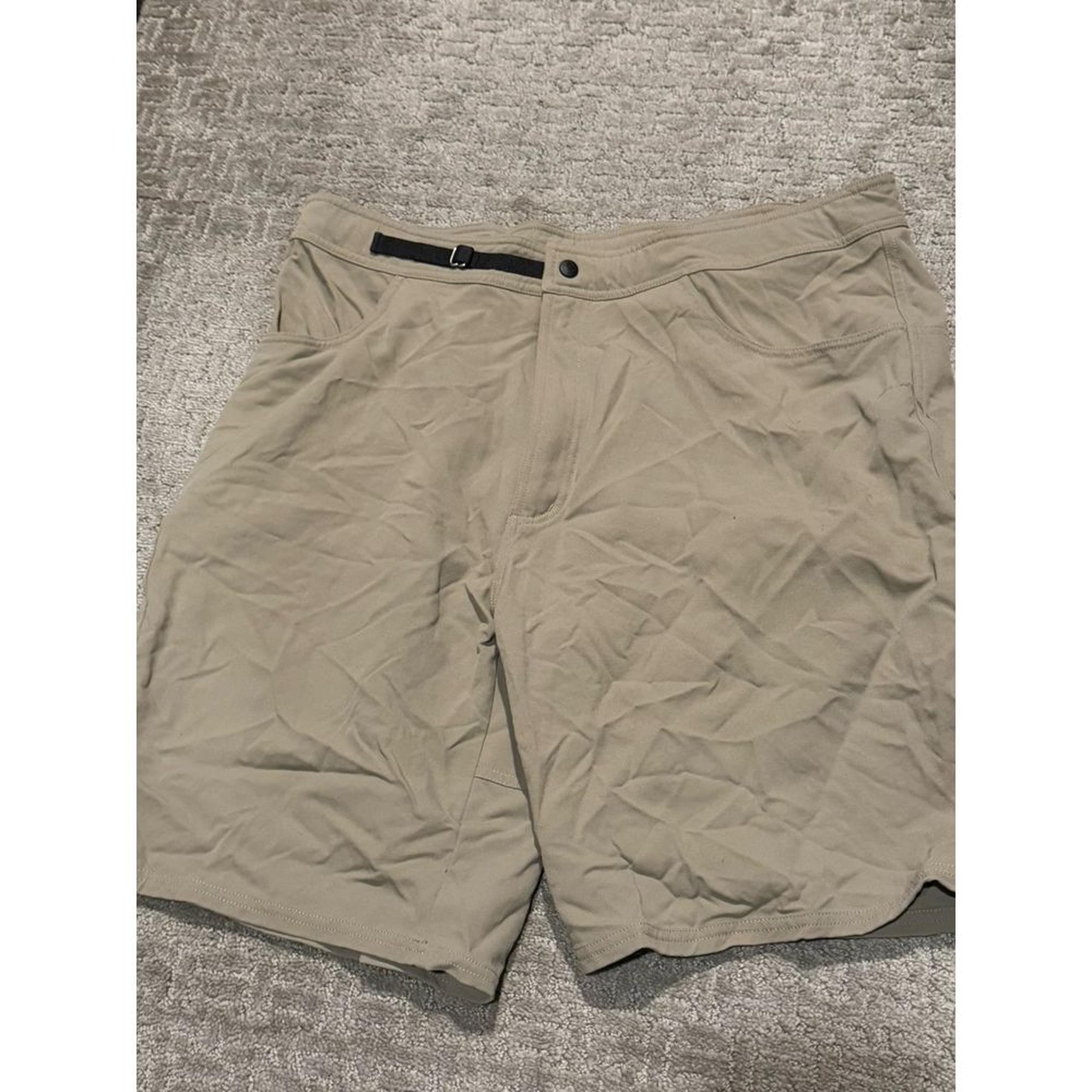 Mountain Hardware Mens XL Beige Brown Tan Shorts Breathable Performance (Y)
