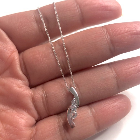 10k White Gold CZ Pendant Necklace