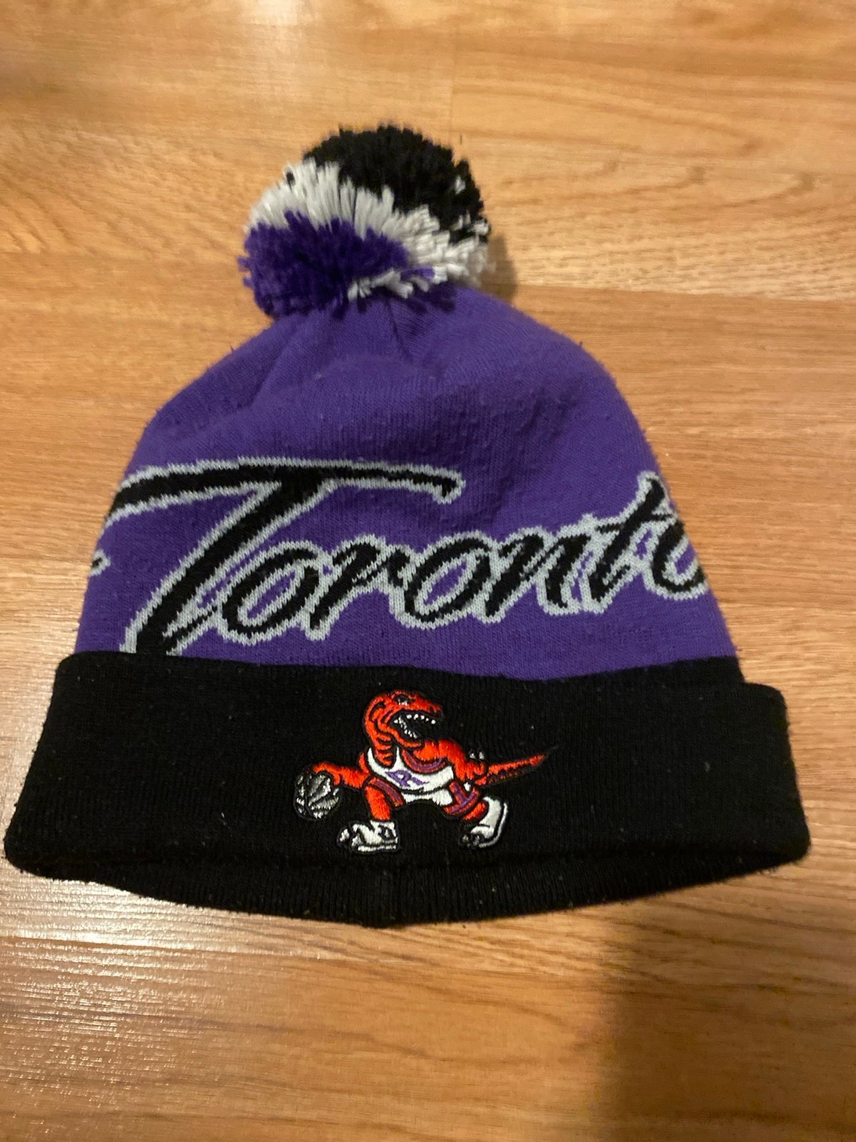 VTG RARE FIND 2000’s MITCHELL & NESS TORONTO RAPTORS KNIT BEANIE PURPLE/BLACK