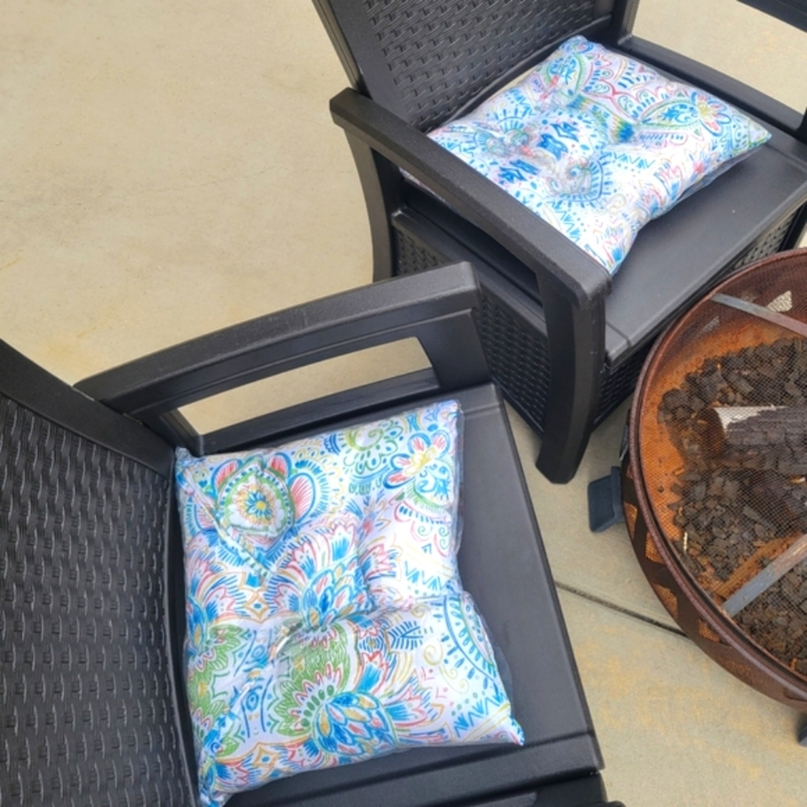 Set Of 2 Floral Outdoor Chair Cushions Tufted NEW 18x18