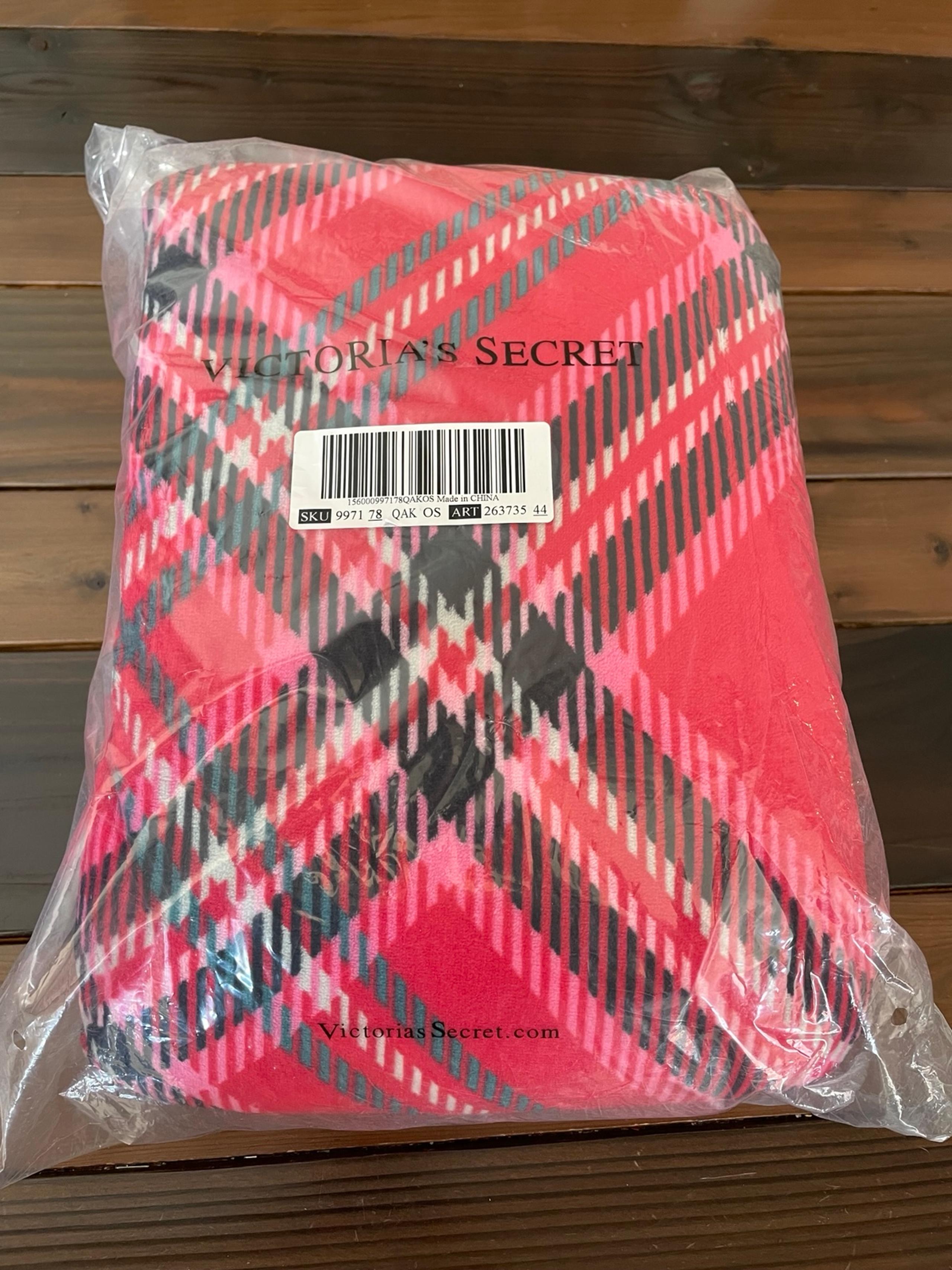 *FREE SHIP* New Victoria’s Secret Plaid Plush Blanket