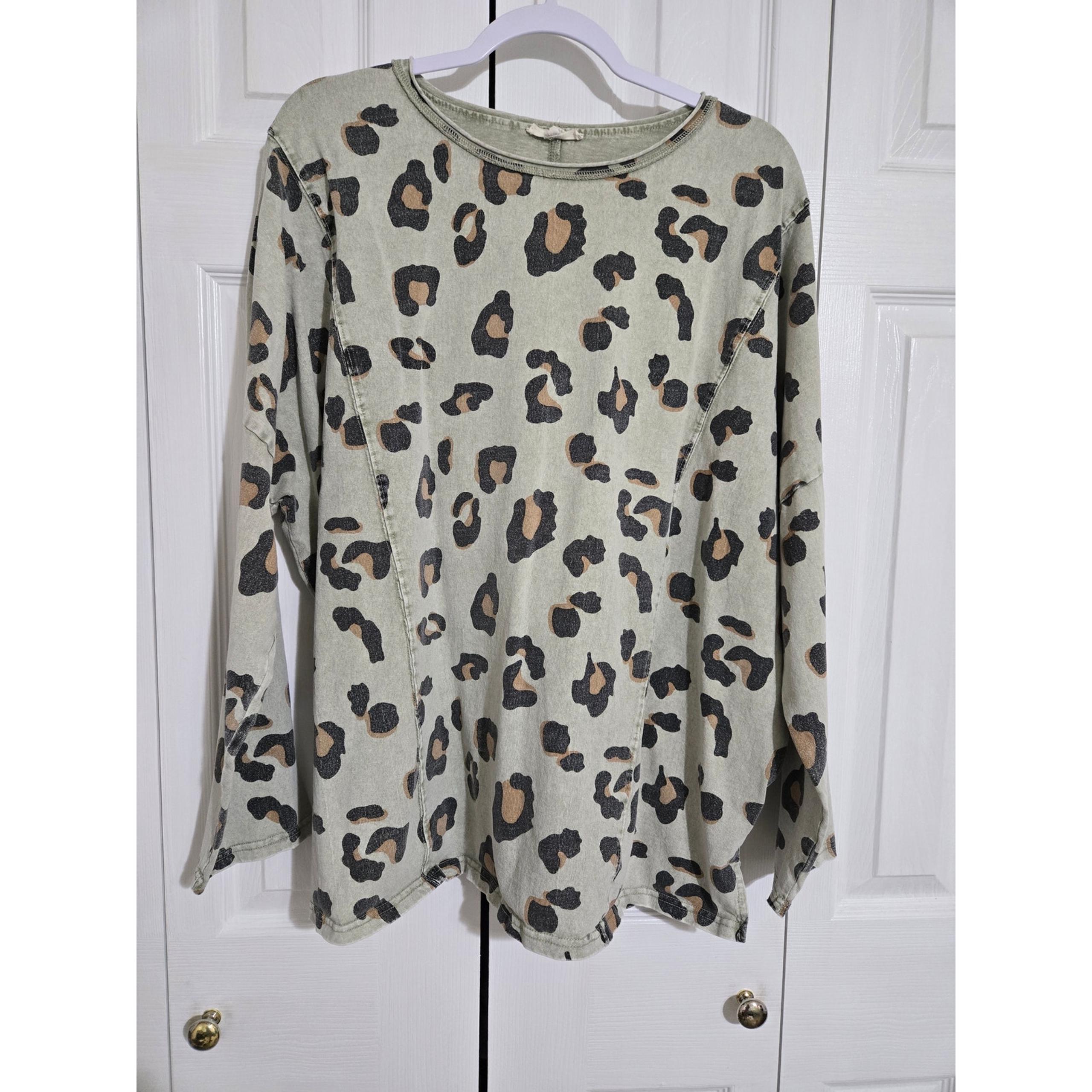 Easel 2x women's light green and leopard print long sleeve top