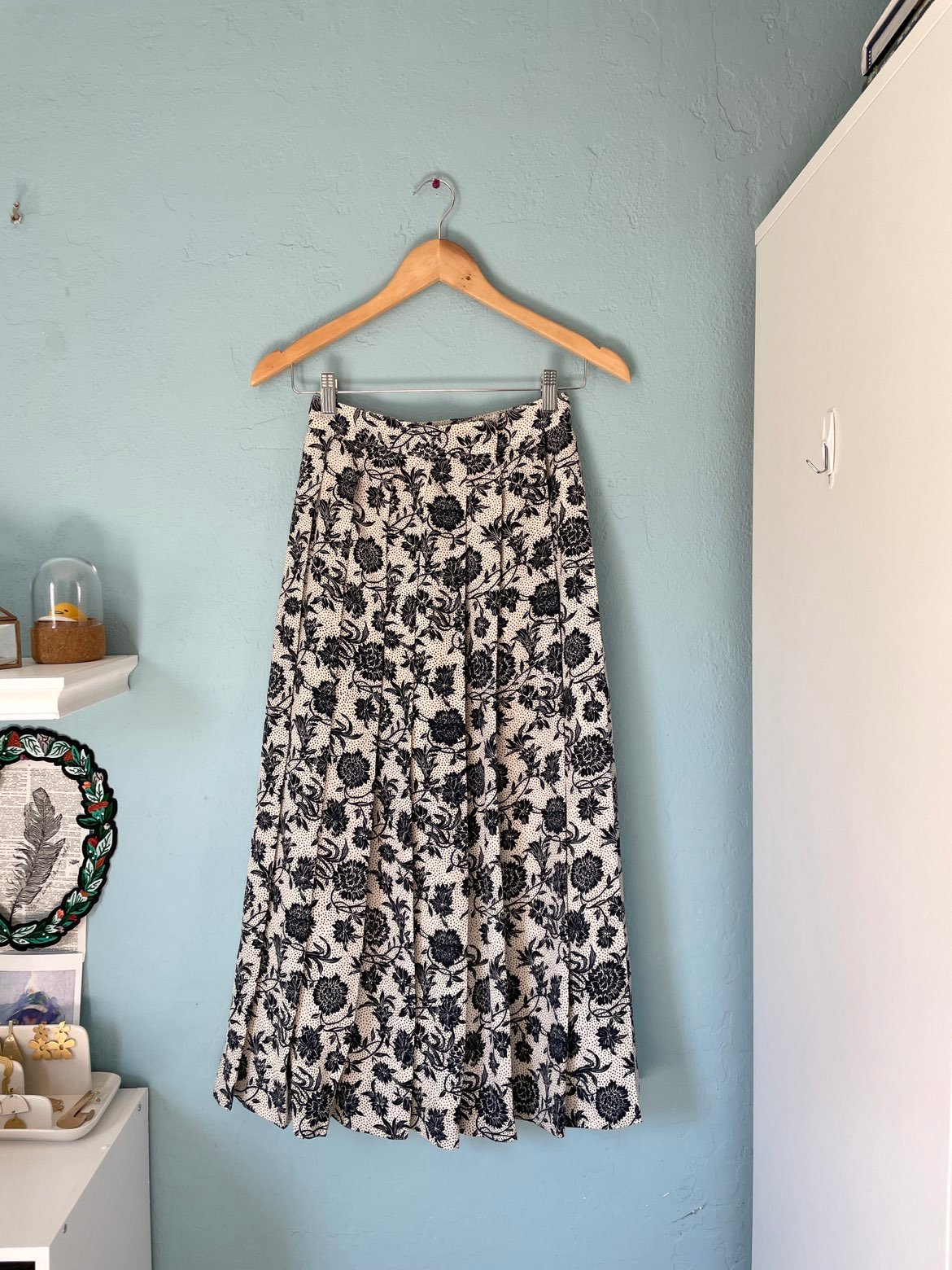 la mode rope mademoiselle floral pleated skirt. beautiful vintage piece thats hi