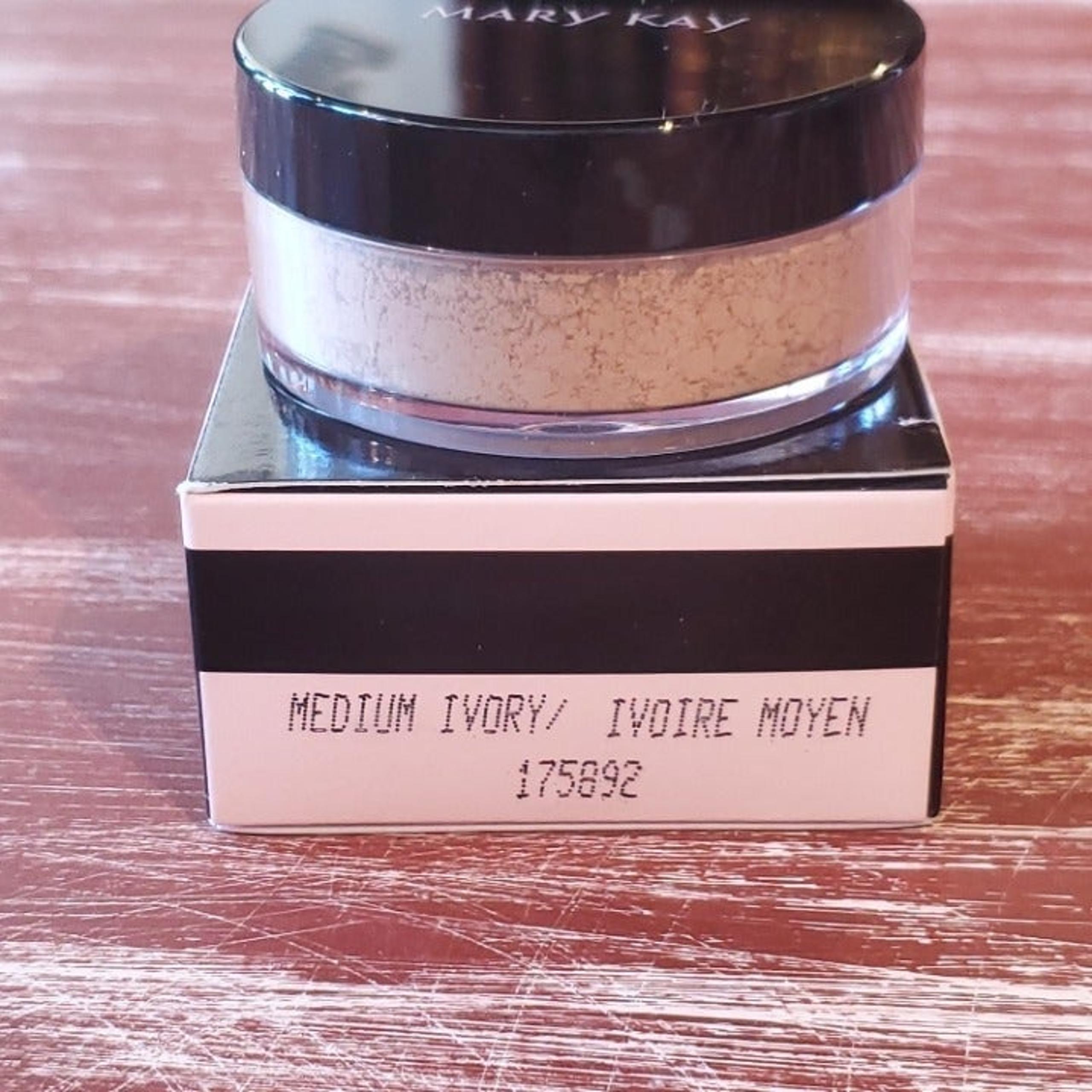 Medium Ivory Mary Kay Silky Setting Powder - NIB