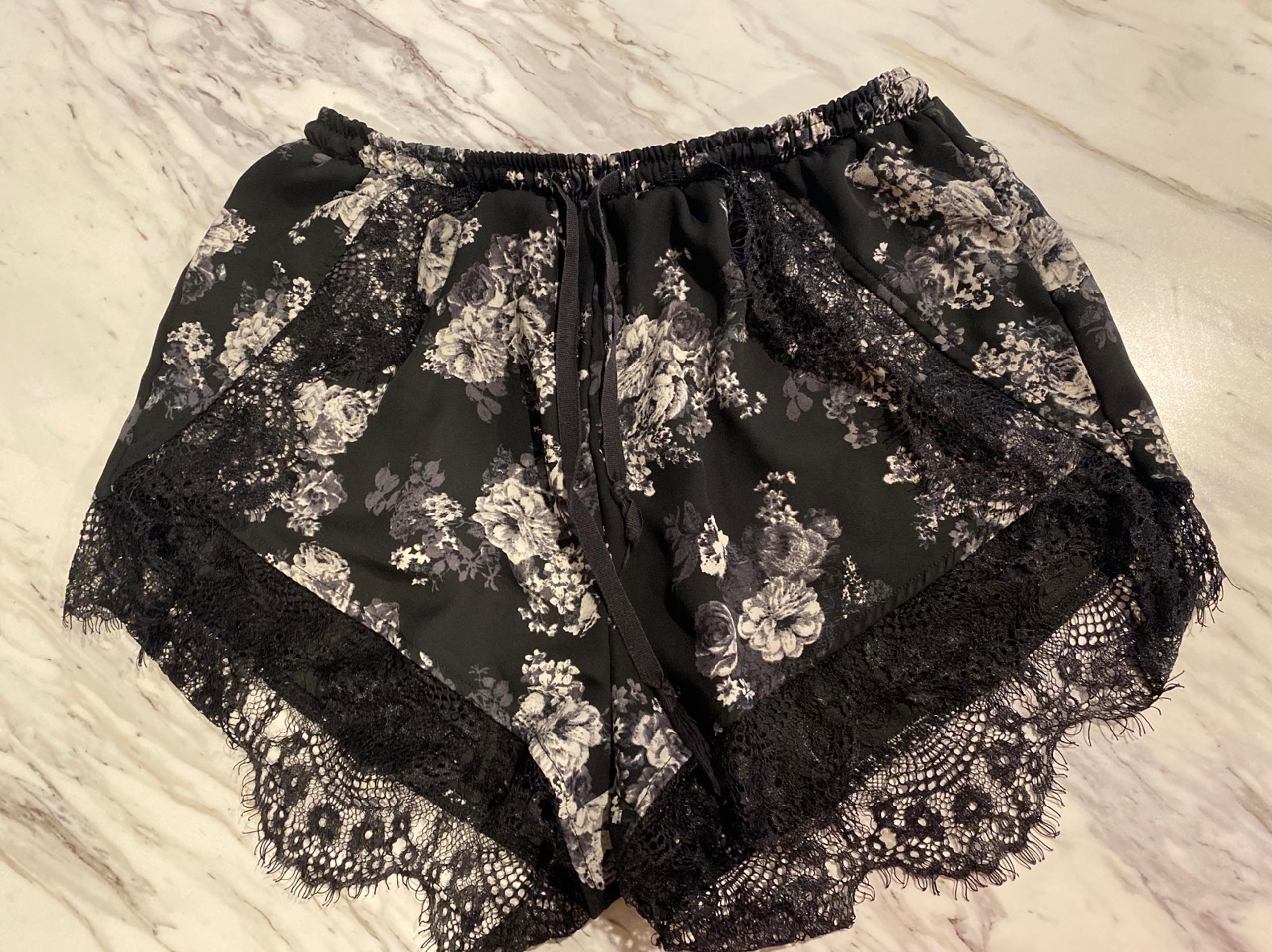 Paper Crane Black & White Floral w/ lace trim shorts medium
