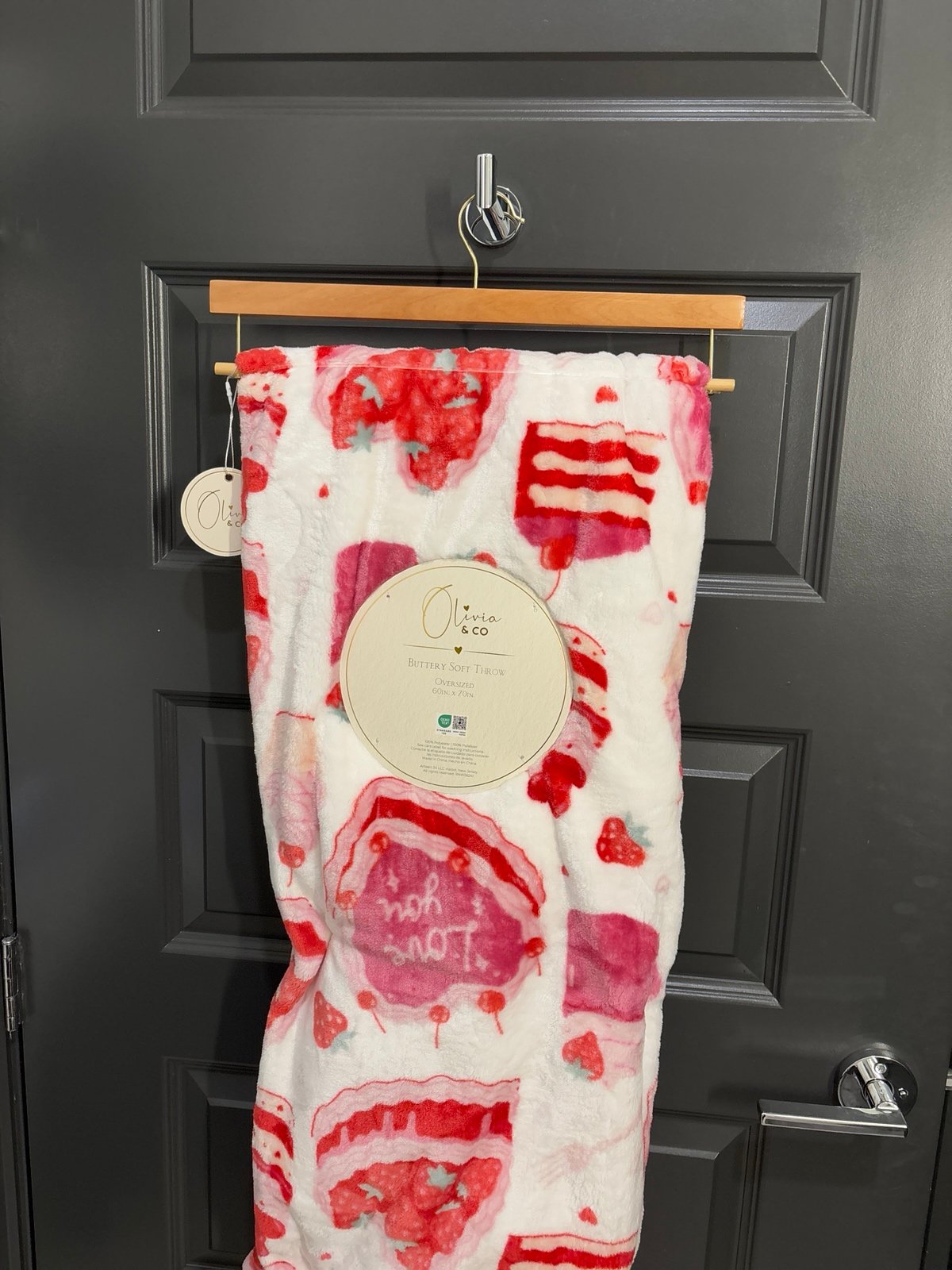 Cake red and pink throw