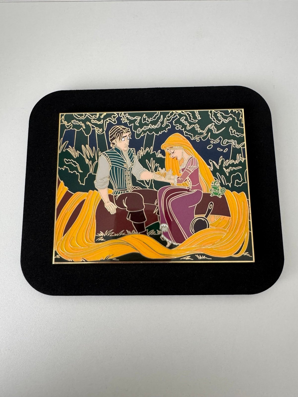 Fantasy - Tangled Rupunzel & Flynn Hair Healing Scene Glow in the Dark Pin LE50