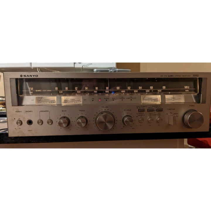 Sanyo 2050 AM FM Phono Stereo Receiver Amplifier Silver Face Box Lights Up