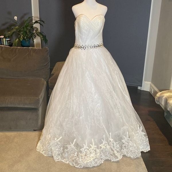 Women’s White Wedding Dress Sleeveless Corset Back Silver Beading Size 8 NWOT